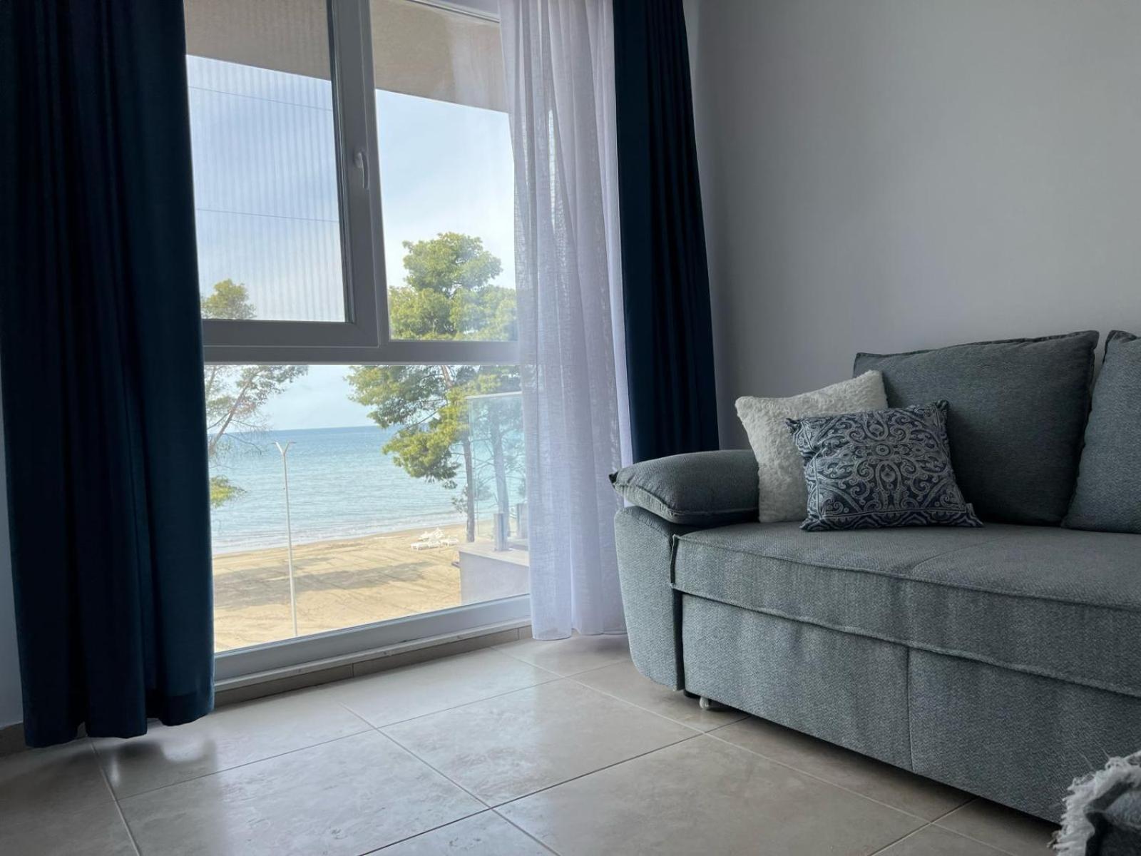 Andrras Beach House Beachfront Apartment with Sea View