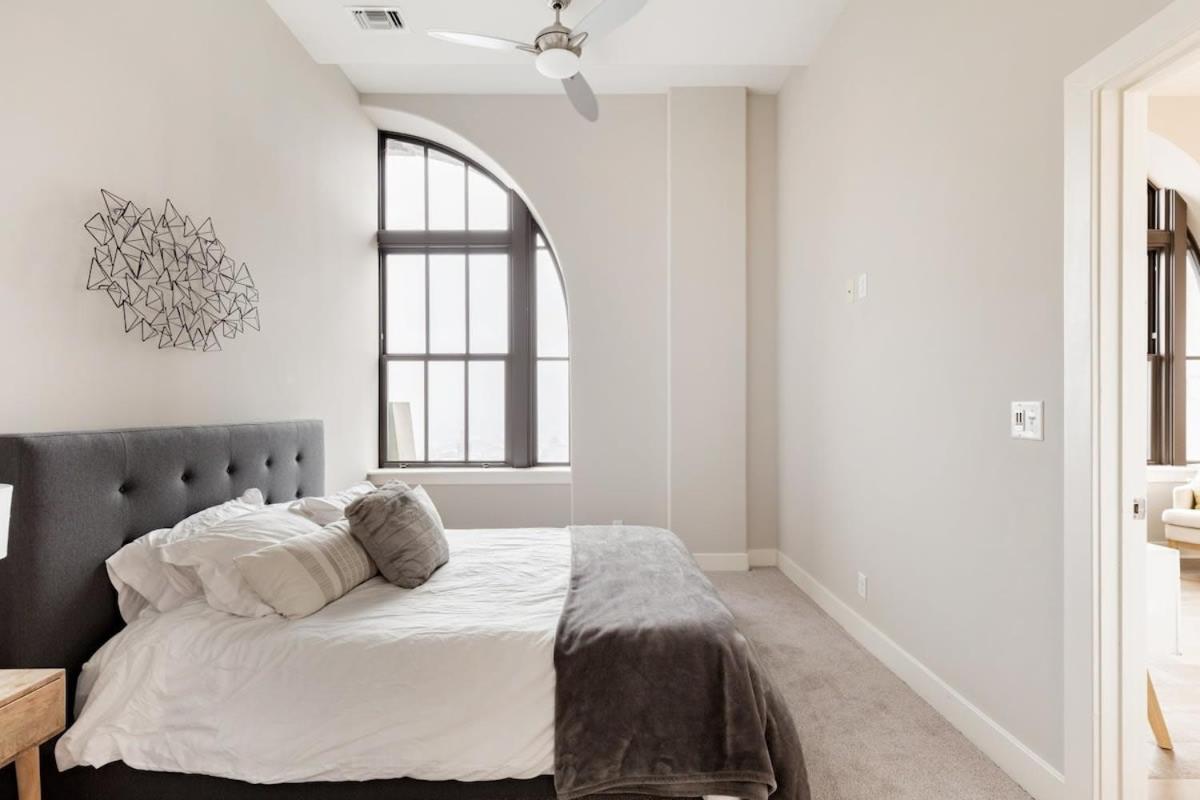 2B 2BA Luxury Downtown Suite Rooftop Deck & Gym view 2