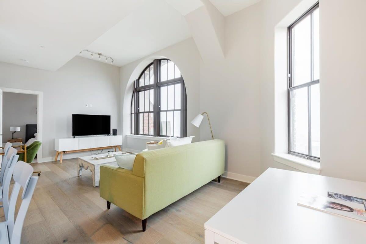 2B 2BA Luxury Downtown Suite Rooftop Deck & Gym view 5