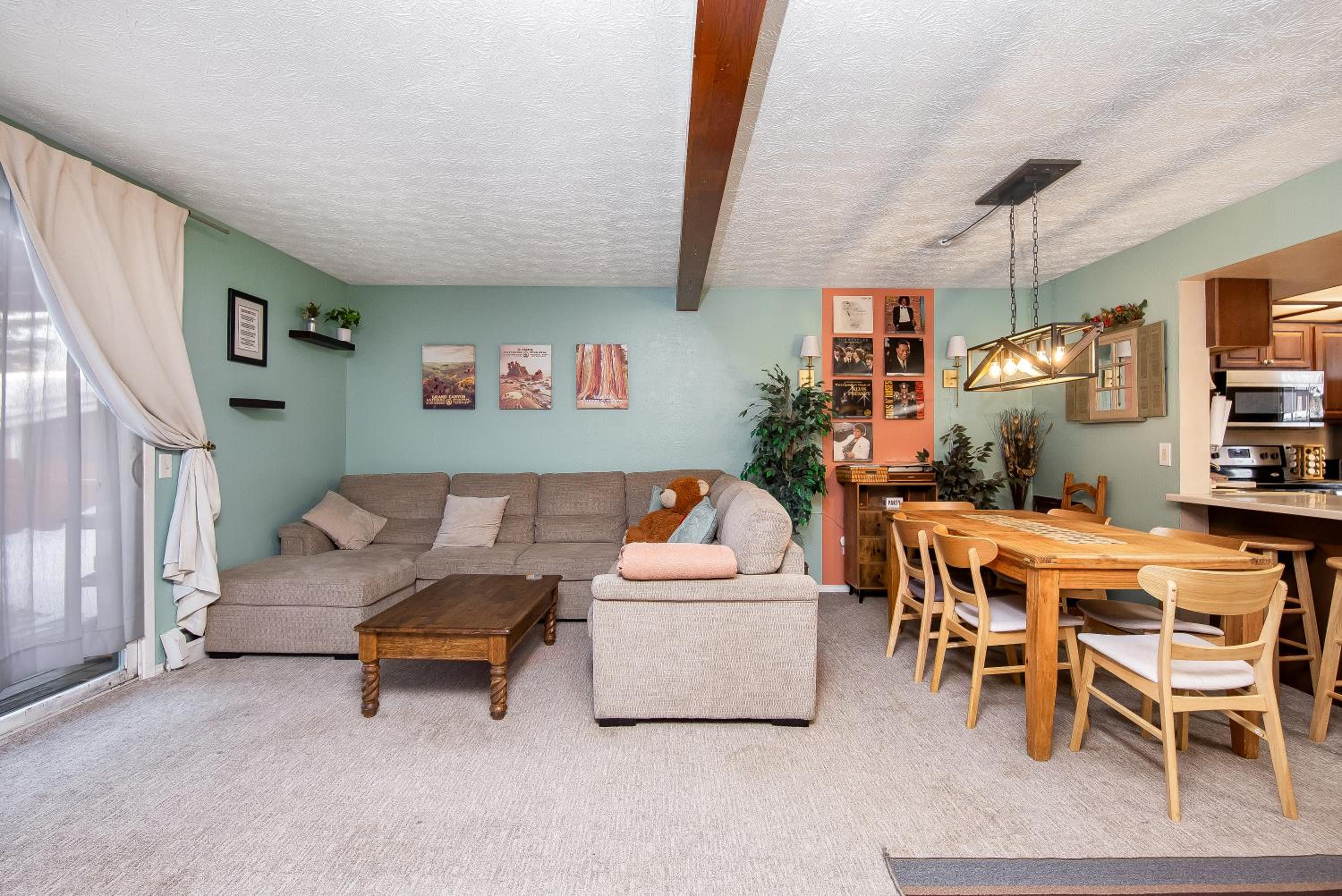 Alaska Hog House: Cozy & Spacious home Anchorage view 2