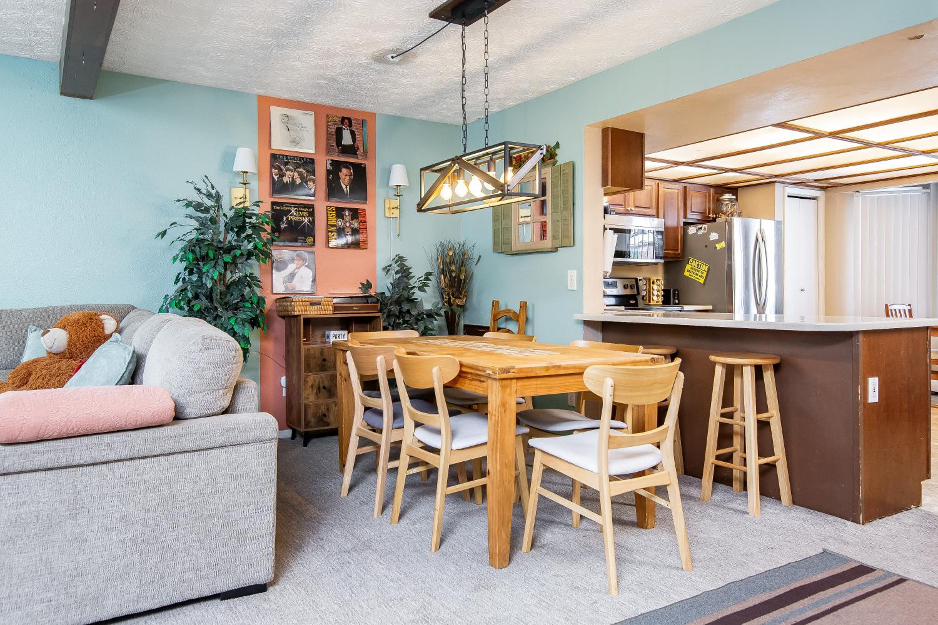 Alaska Hog House: Cozy & Spacious home Anchorage view 3