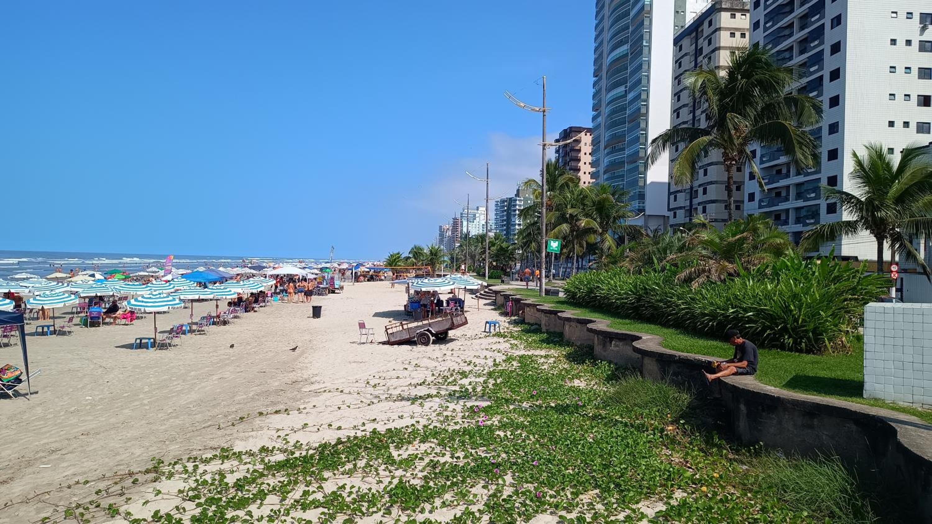 Apartamento pé na areia Vila Caiçara