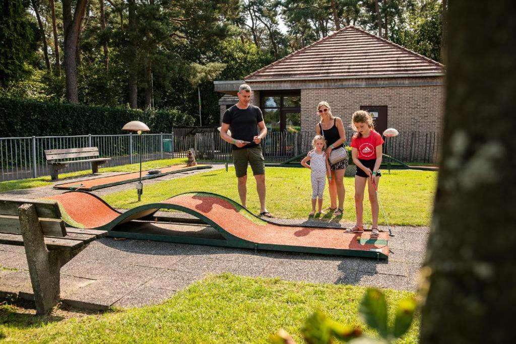 Luxe chalet voor gezinnen in familiepark Goolderheide met openlucht zwembaden en ruim overdekt terras 24m2