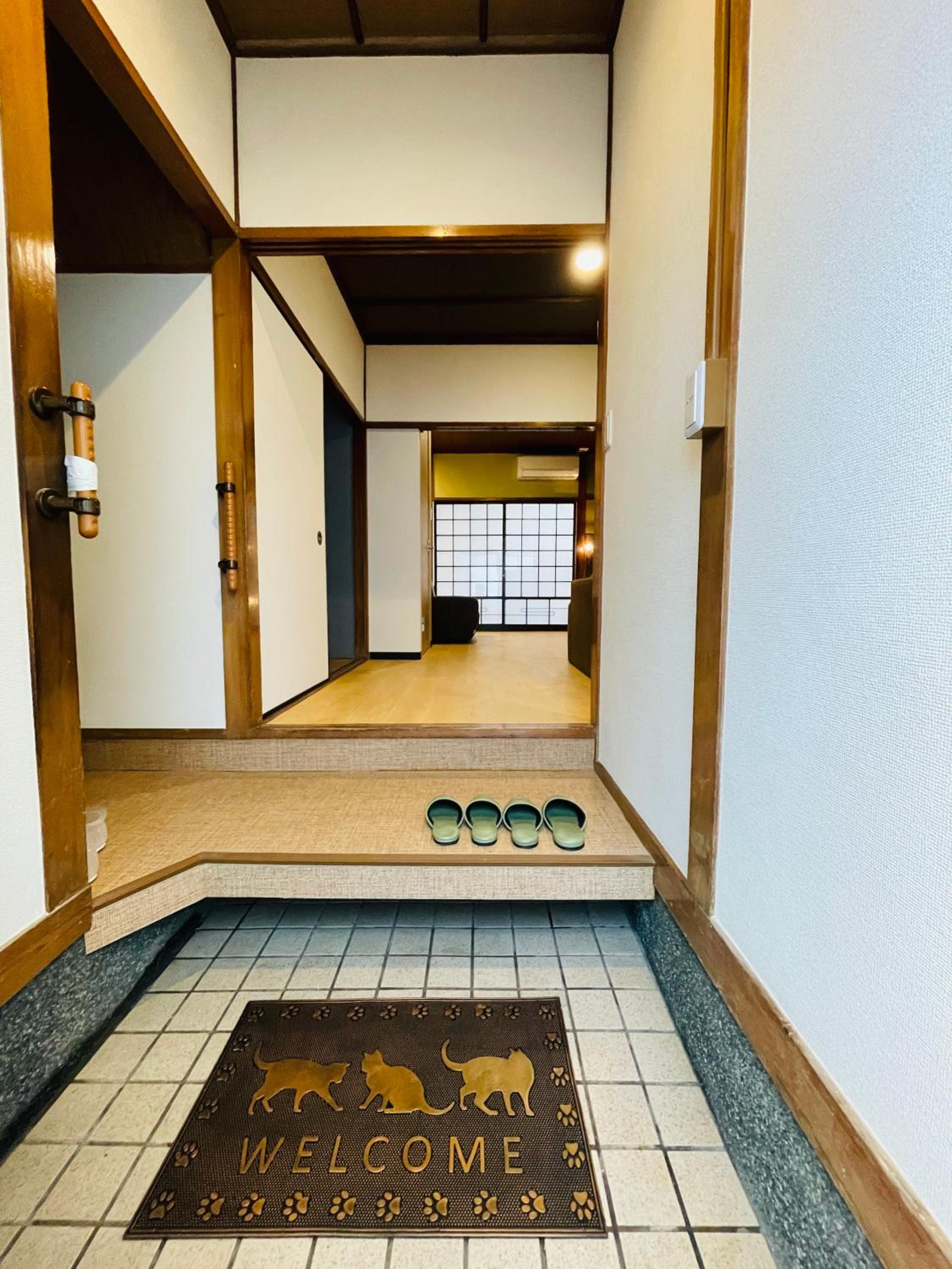 Namba Shinsaibashi 10 mins Osaka Castle　East
