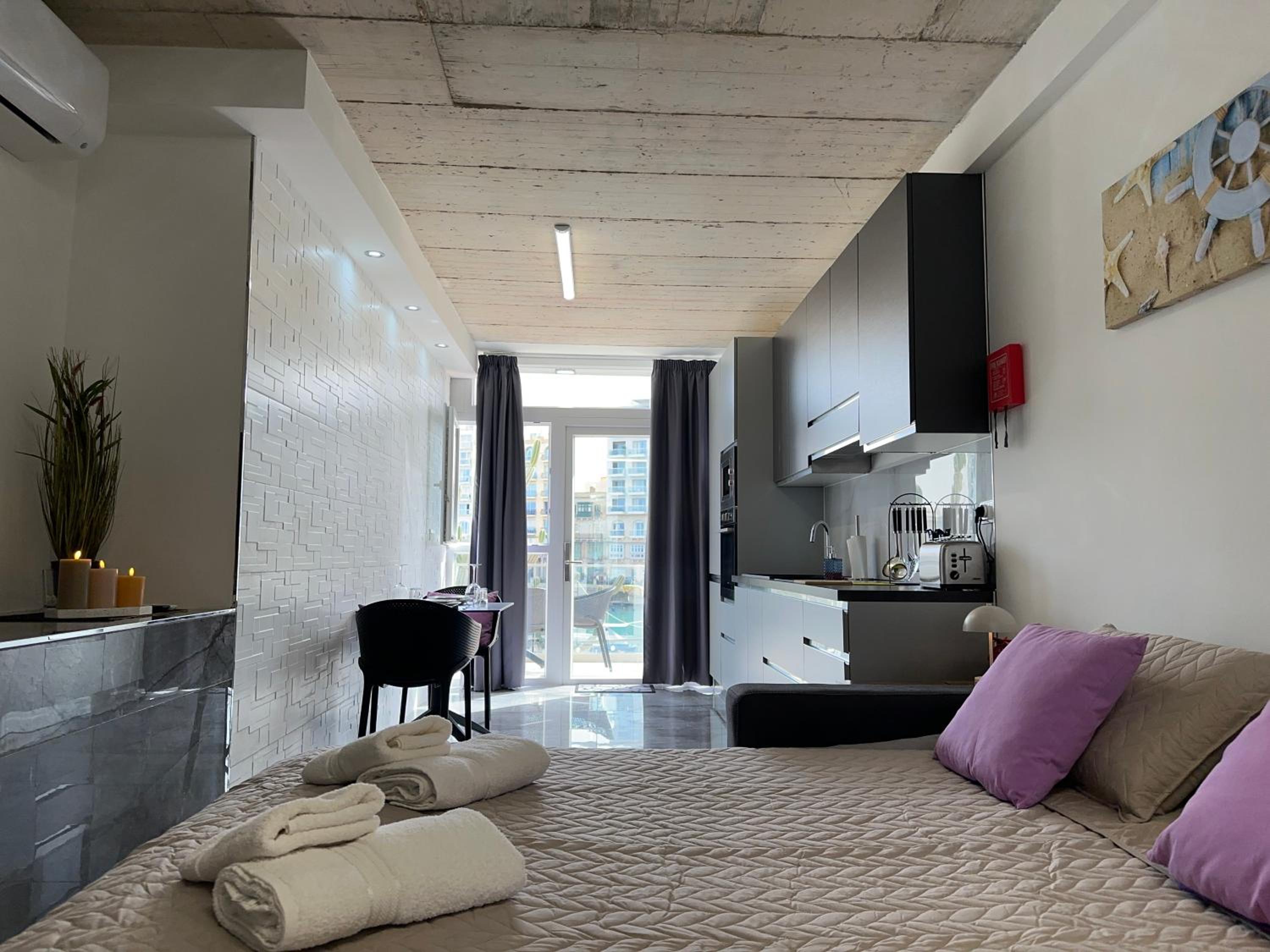 Seafront, lovely modern studio. photo 5