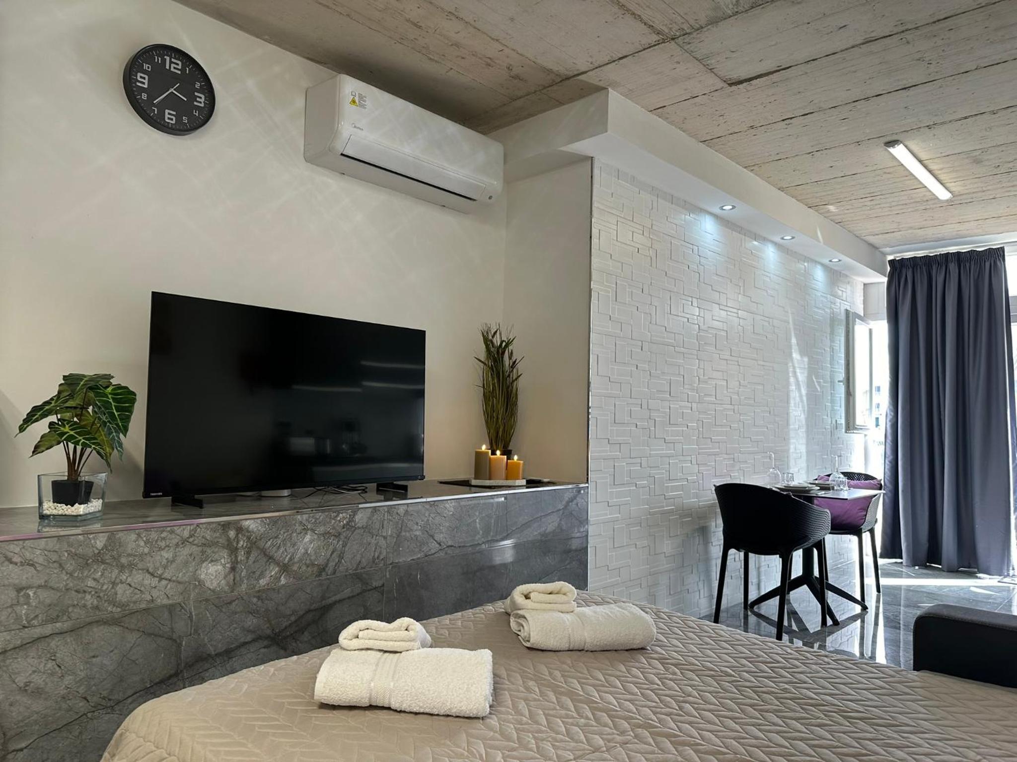 Seafront, lovely modern studio. photo 2