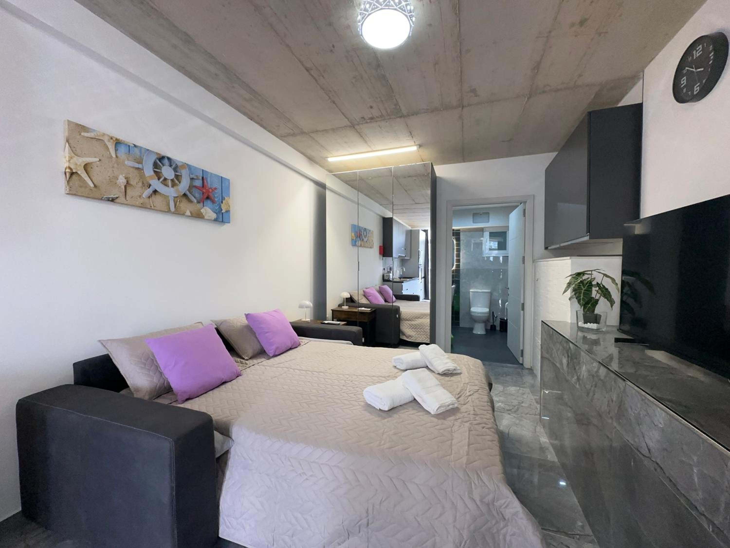 Seafront, lovely modern studio. photo 3