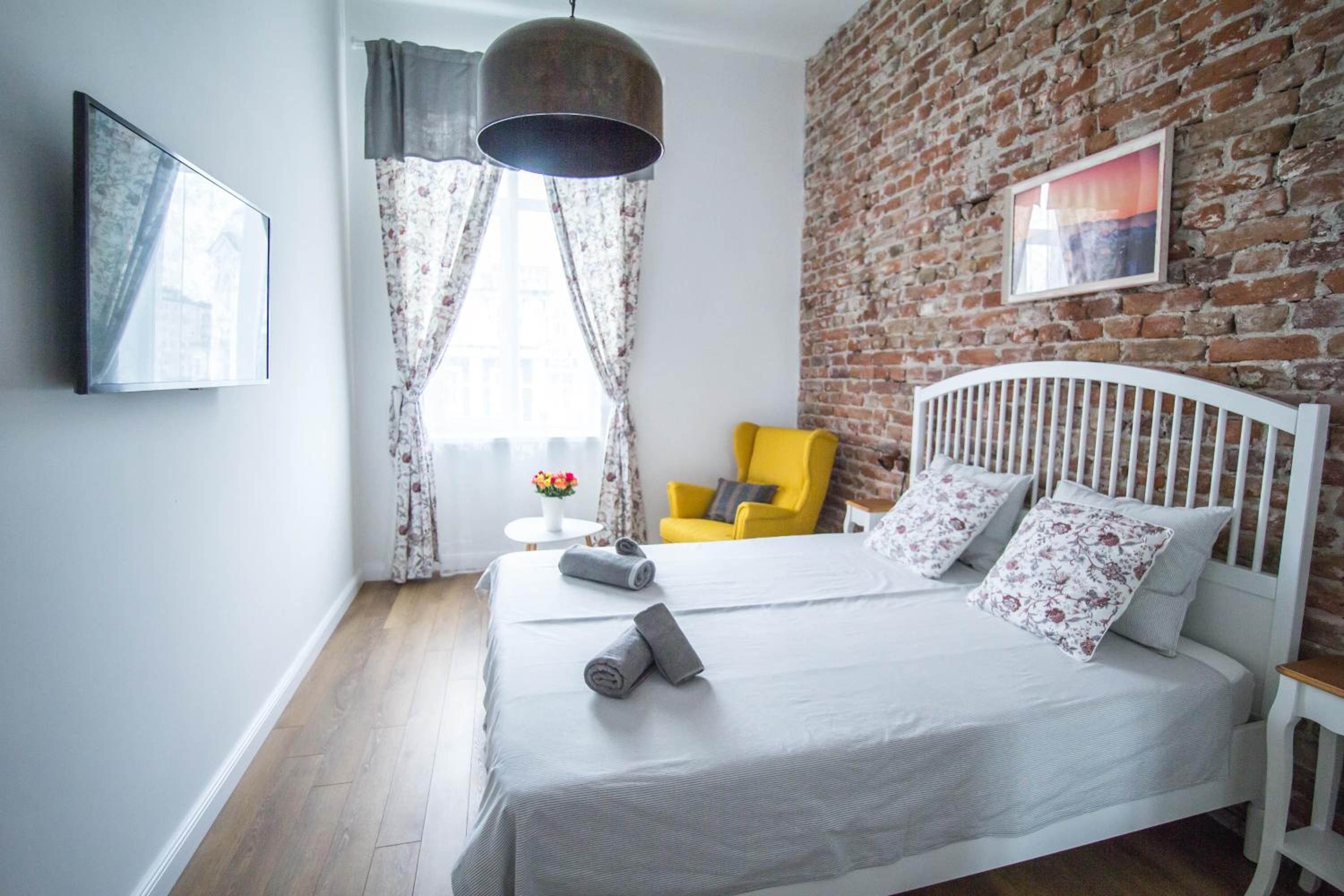 Lion's Bridge boutique 2BDRM apt, top center gem