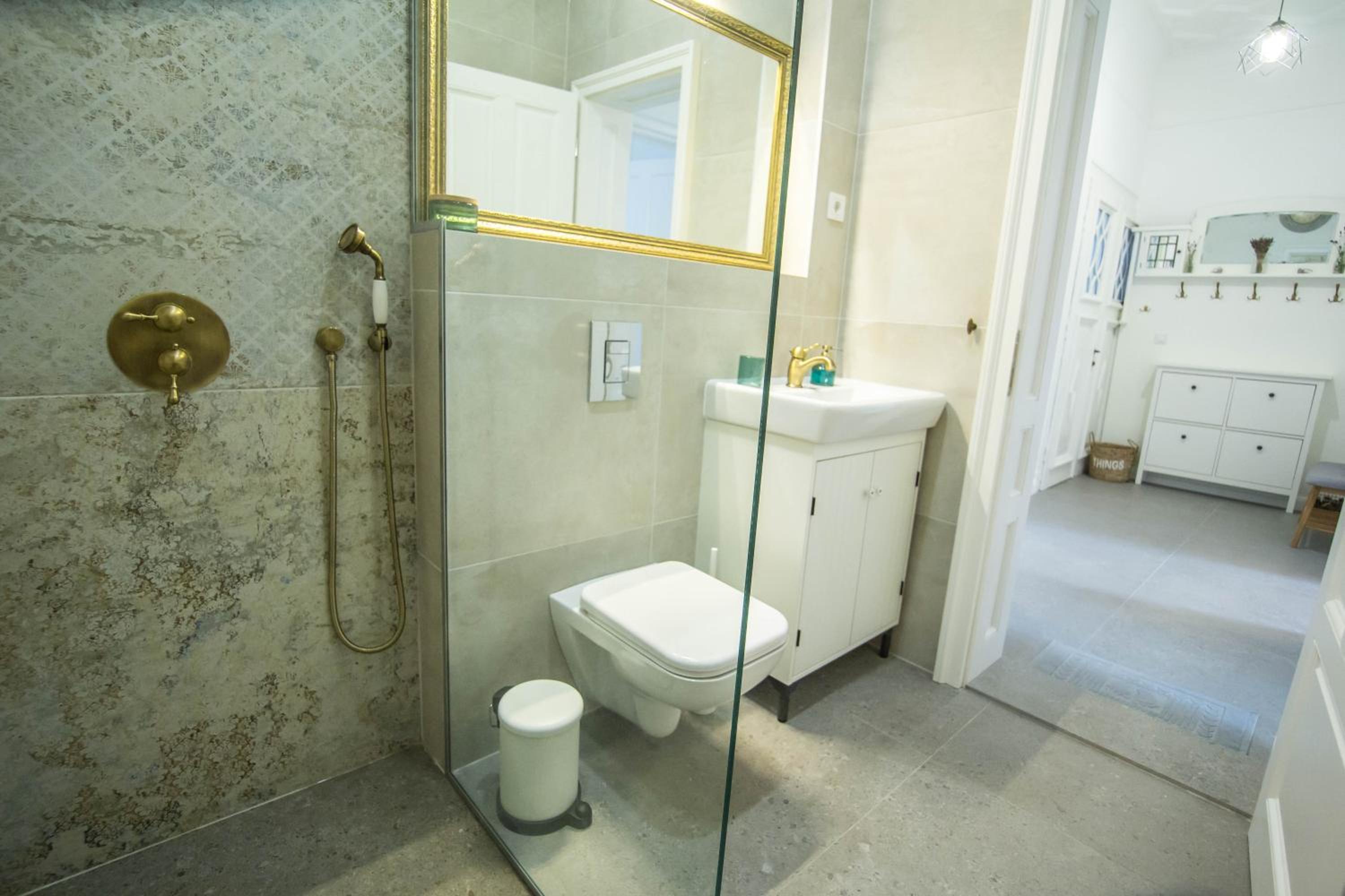 Lion's Bridge boutique 2BDRM apt, top center gem