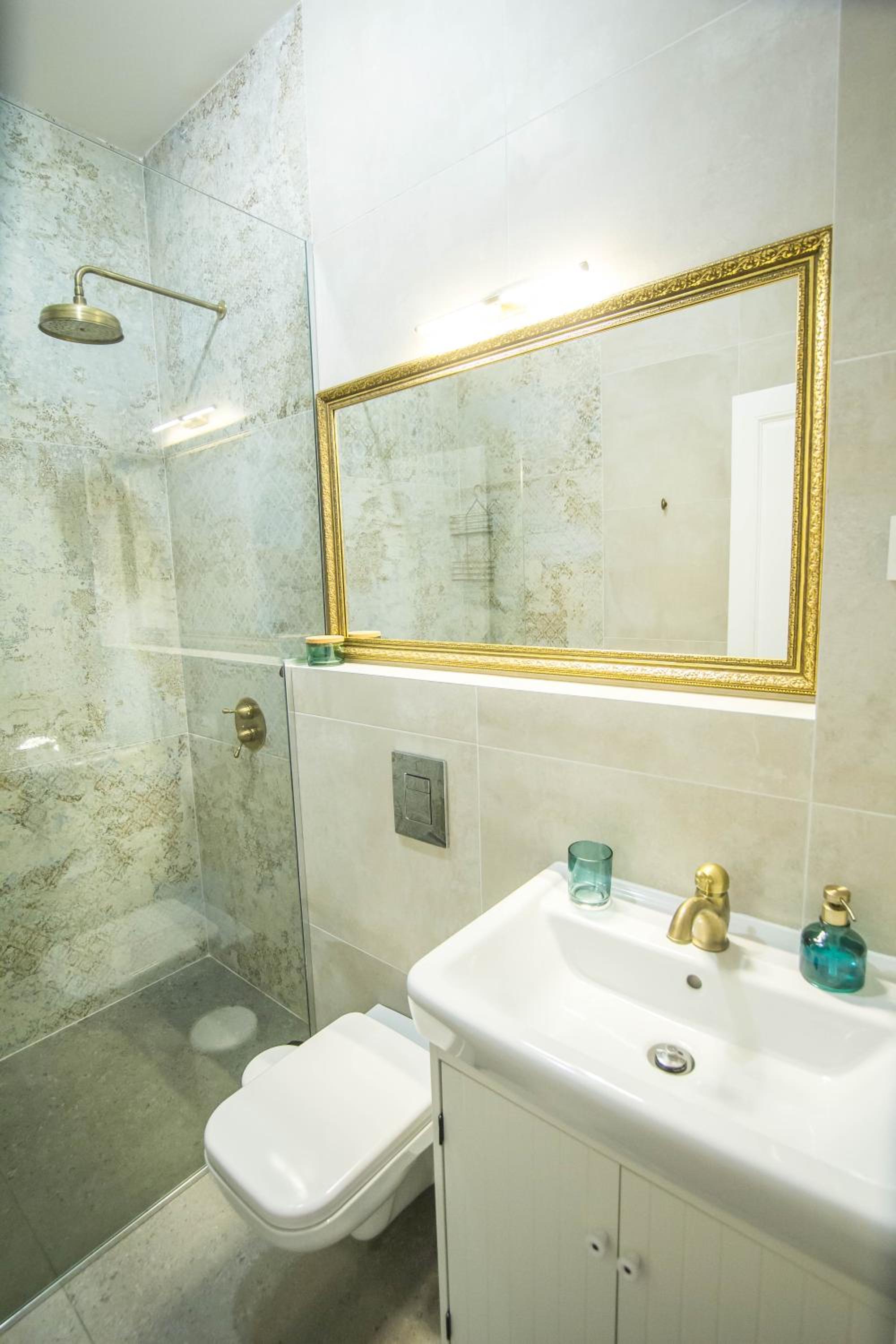 Lion's Bridge boutique 2BDRM apt, top center gem