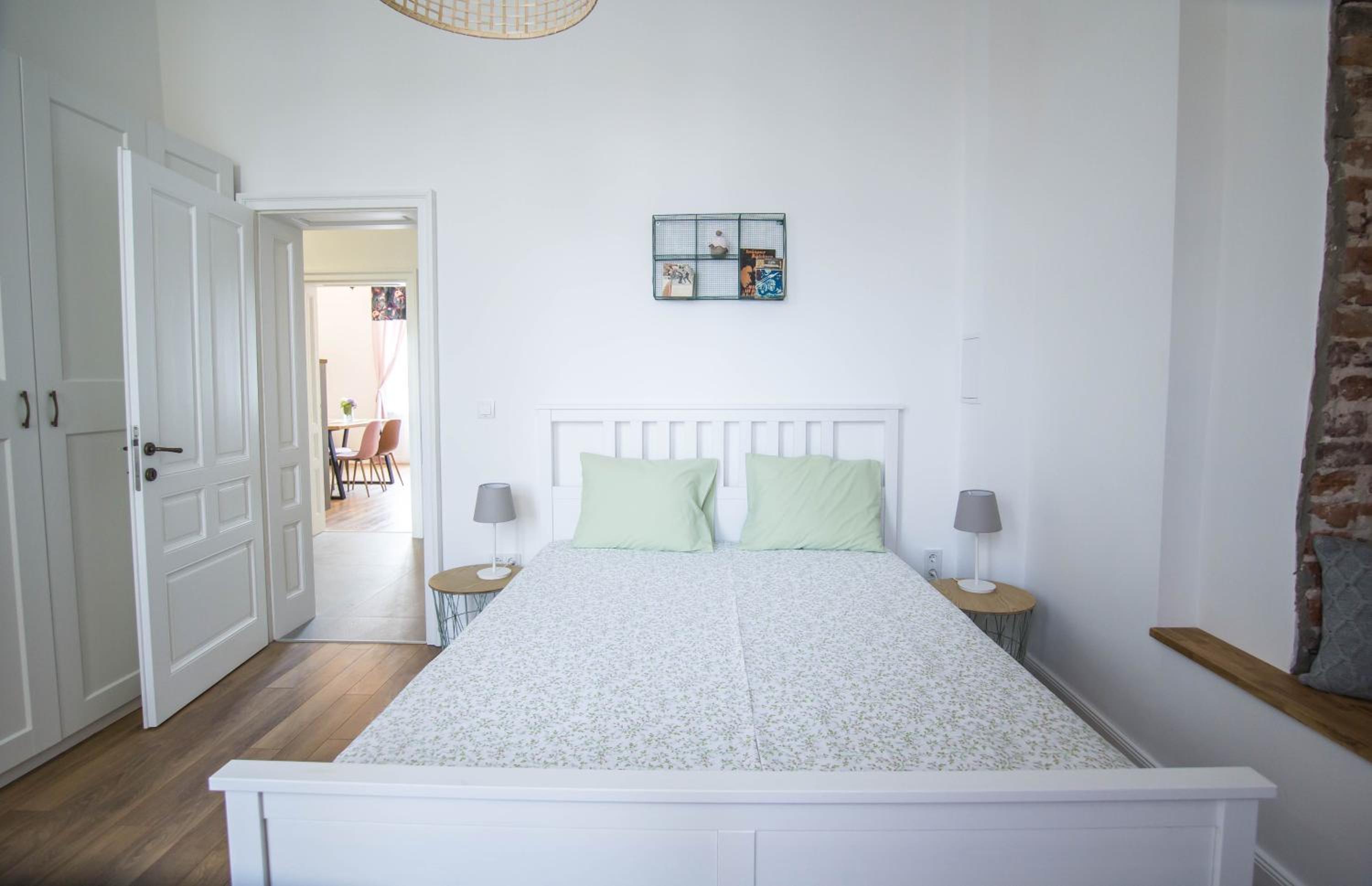 Lion's Bridge boutique 2BDRM apt, top center gem
