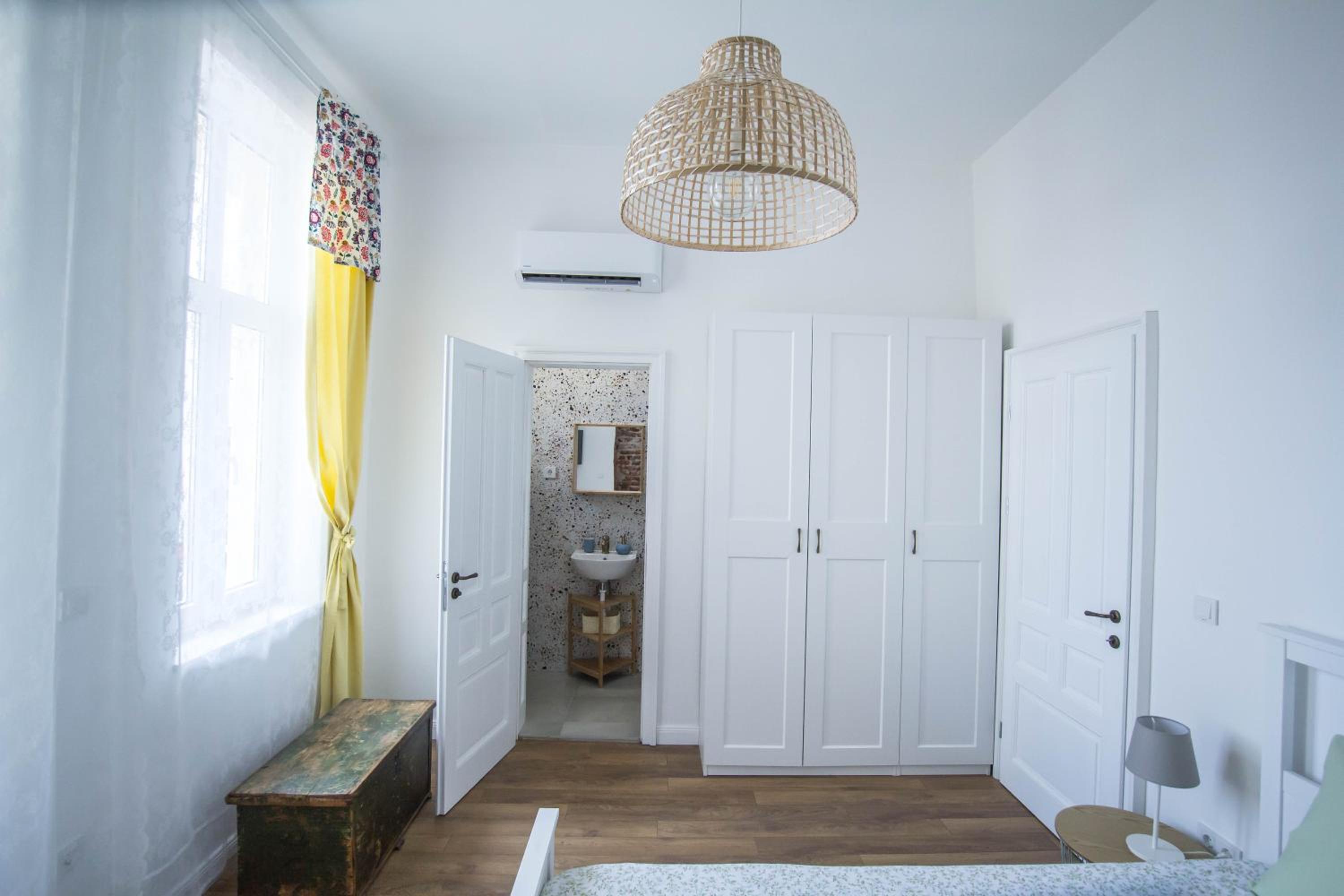 Lion's Bridge boutique 2BDRM apt, top center gem