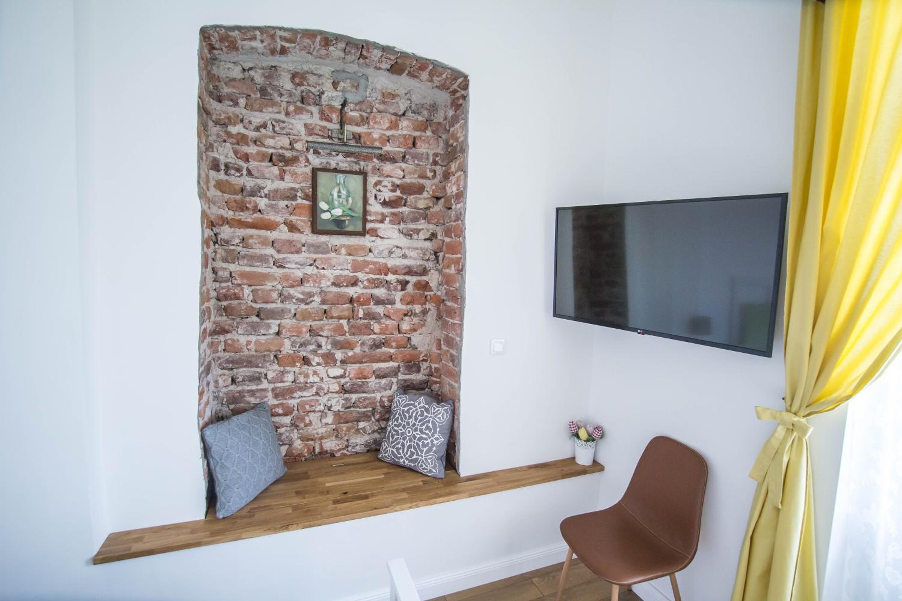 Lion's Bridge boutique 2BDRM apt, top center gem