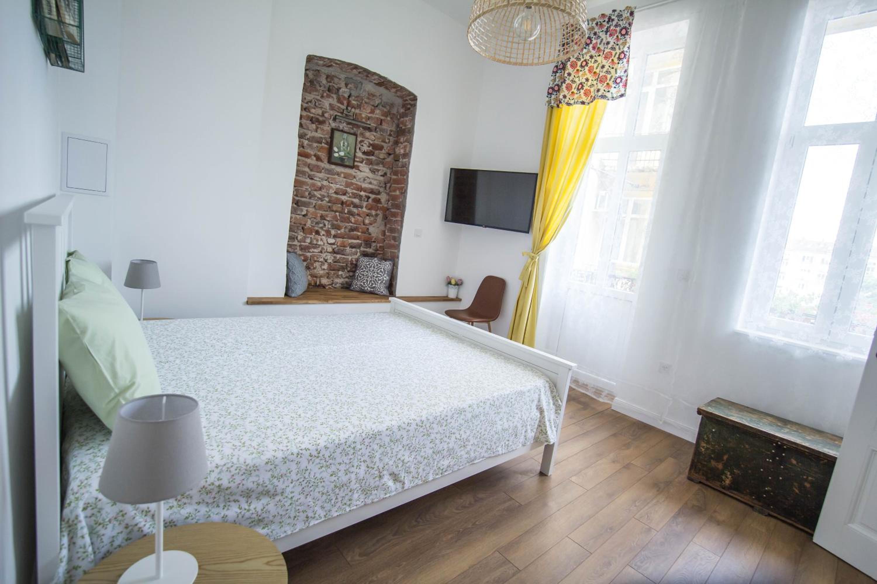 Lion's Bridge boutique 2BDRM apt, top center gem