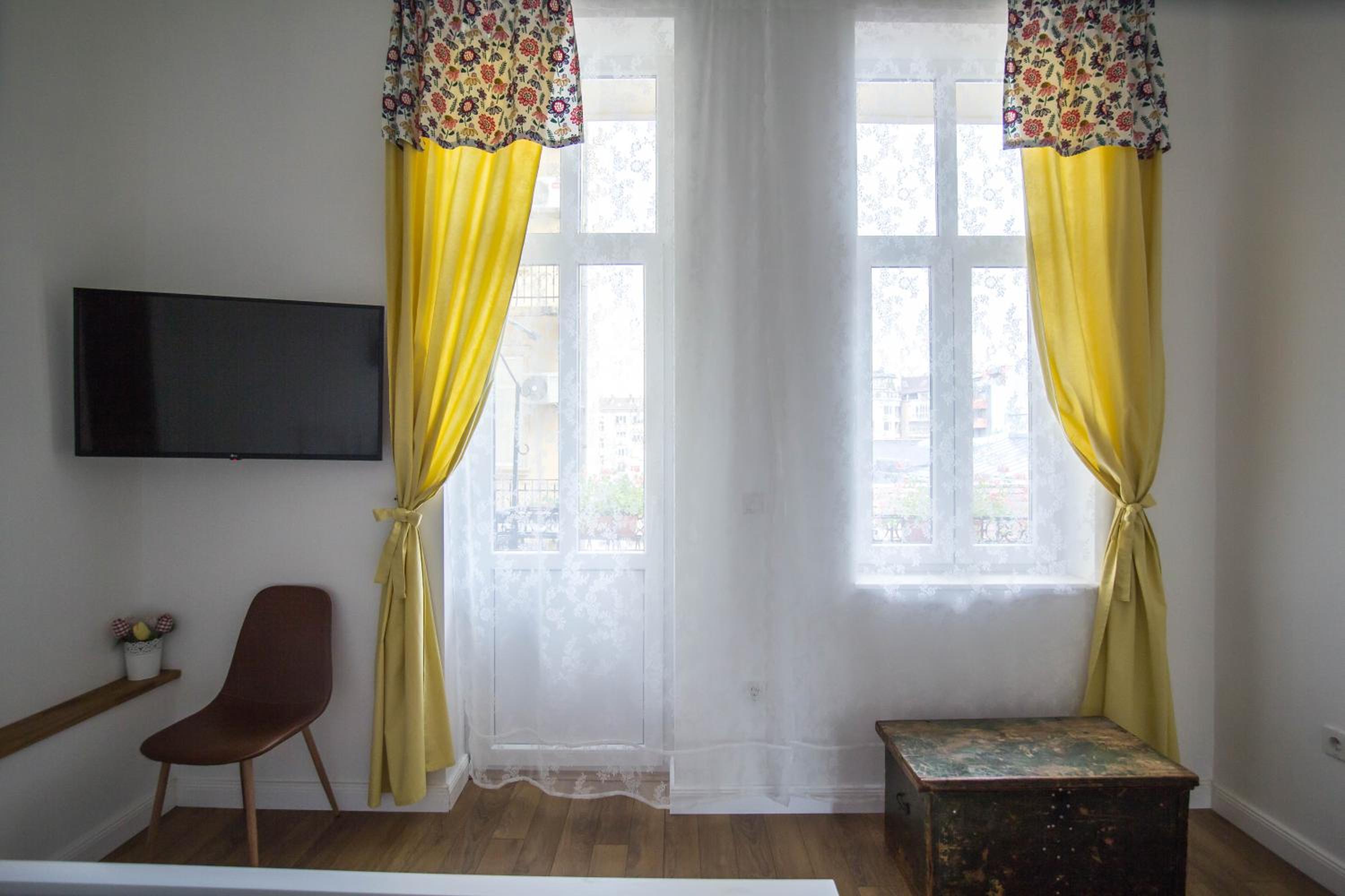 Lion's Bridge boutique 2BDRM apt, top center gem