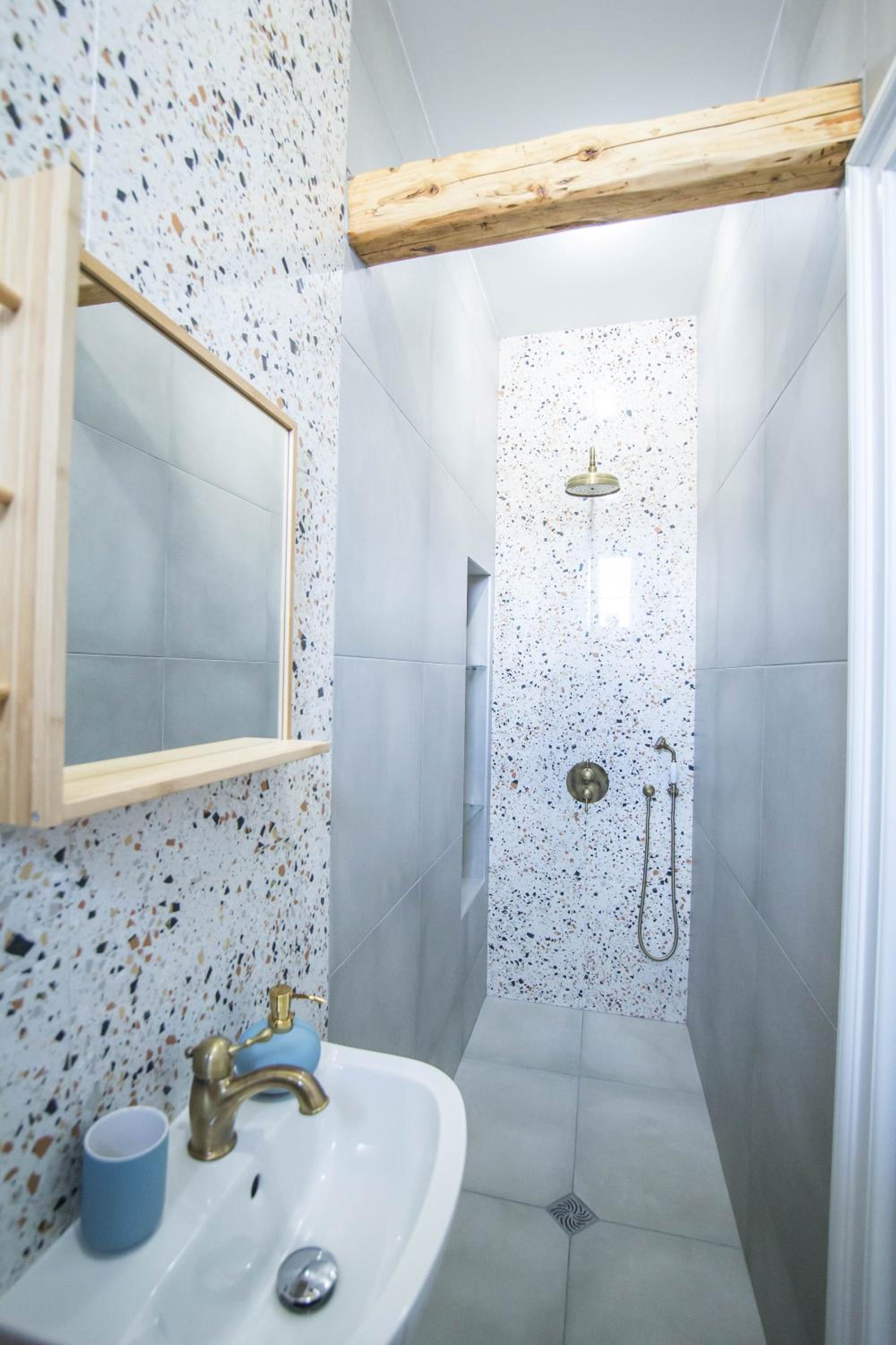 Lion's Bridge boutique 2BDRM apt, top center gem