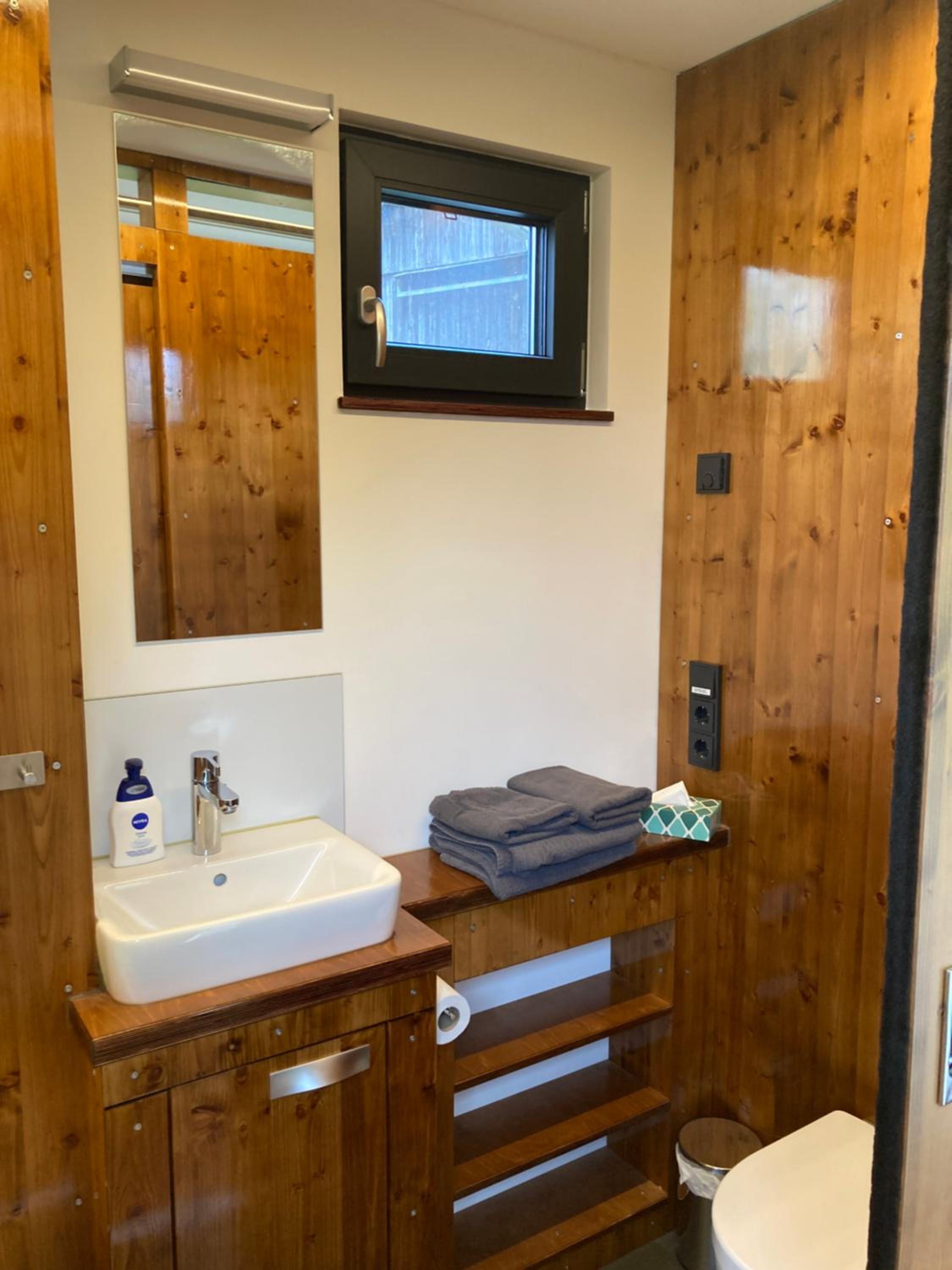 Tiny House im Seecontainer mit Parkplatz, Glasfaser, Veranda und gehobener Ausstattung