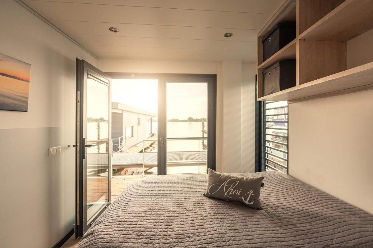 STAY24 - Schwimmendes Haus Nike