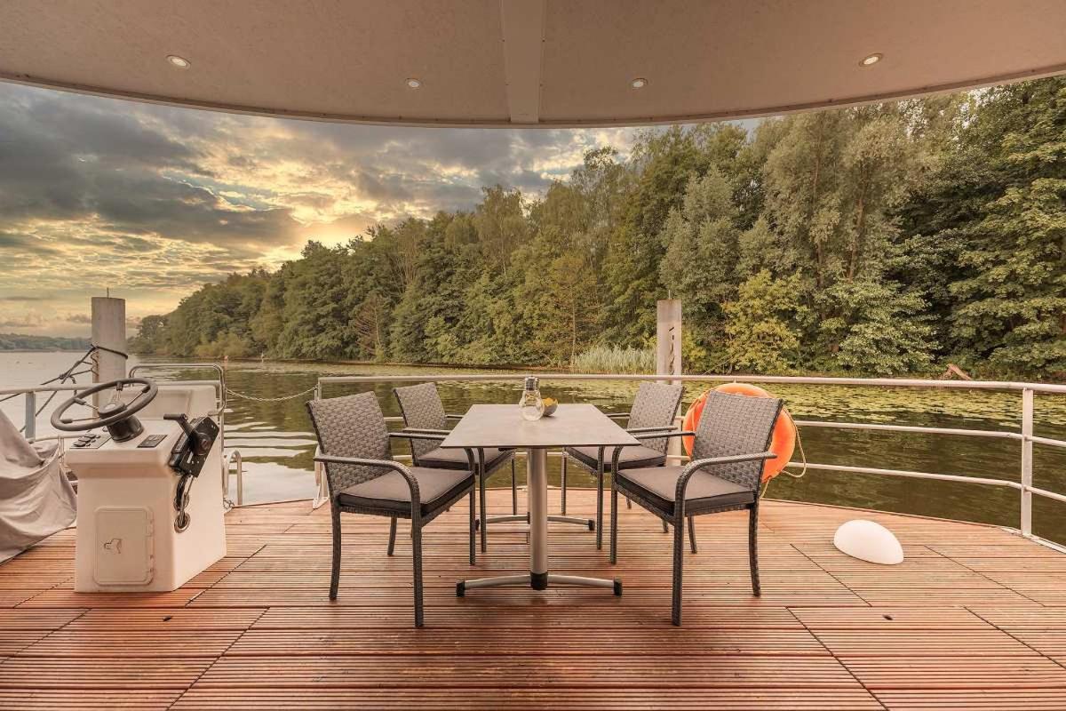 STAY24 - Schwimmendes Haus Nike