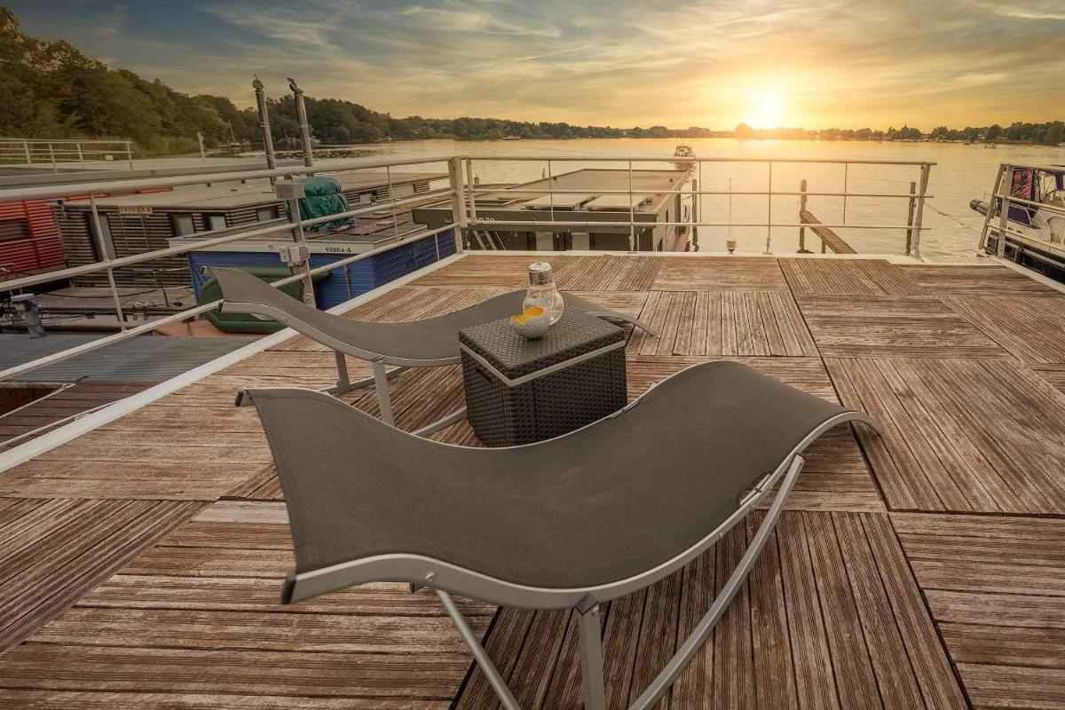 STAY24 - Schwimmendes Haus Nike