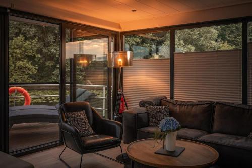 STAY24 - Schwimmendes Haus Nike