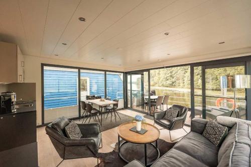 STAY24 - Schwimmendes Haus Nike