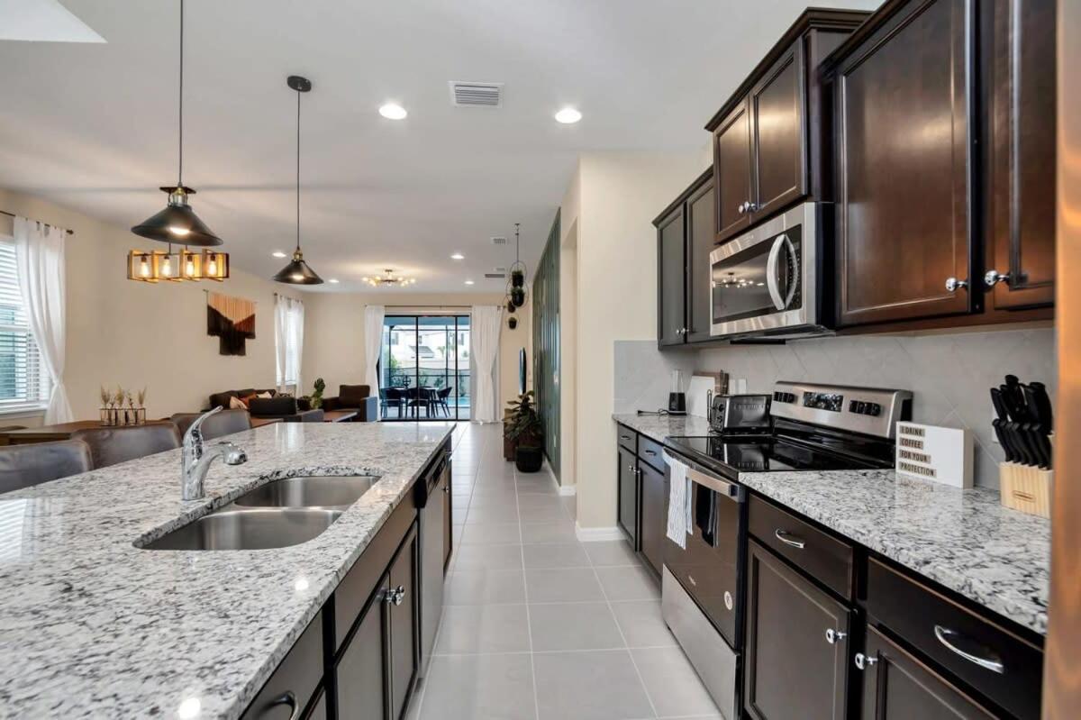 Exquisite, Spacious and Close to Disney 6 BD Home #6WS483