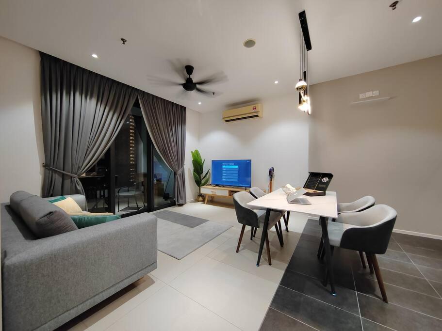 Arcoris Mont Kiara 7# Main Street #Walking 1MK# 163 Retails# 2 BR Balcony 2-4Pax