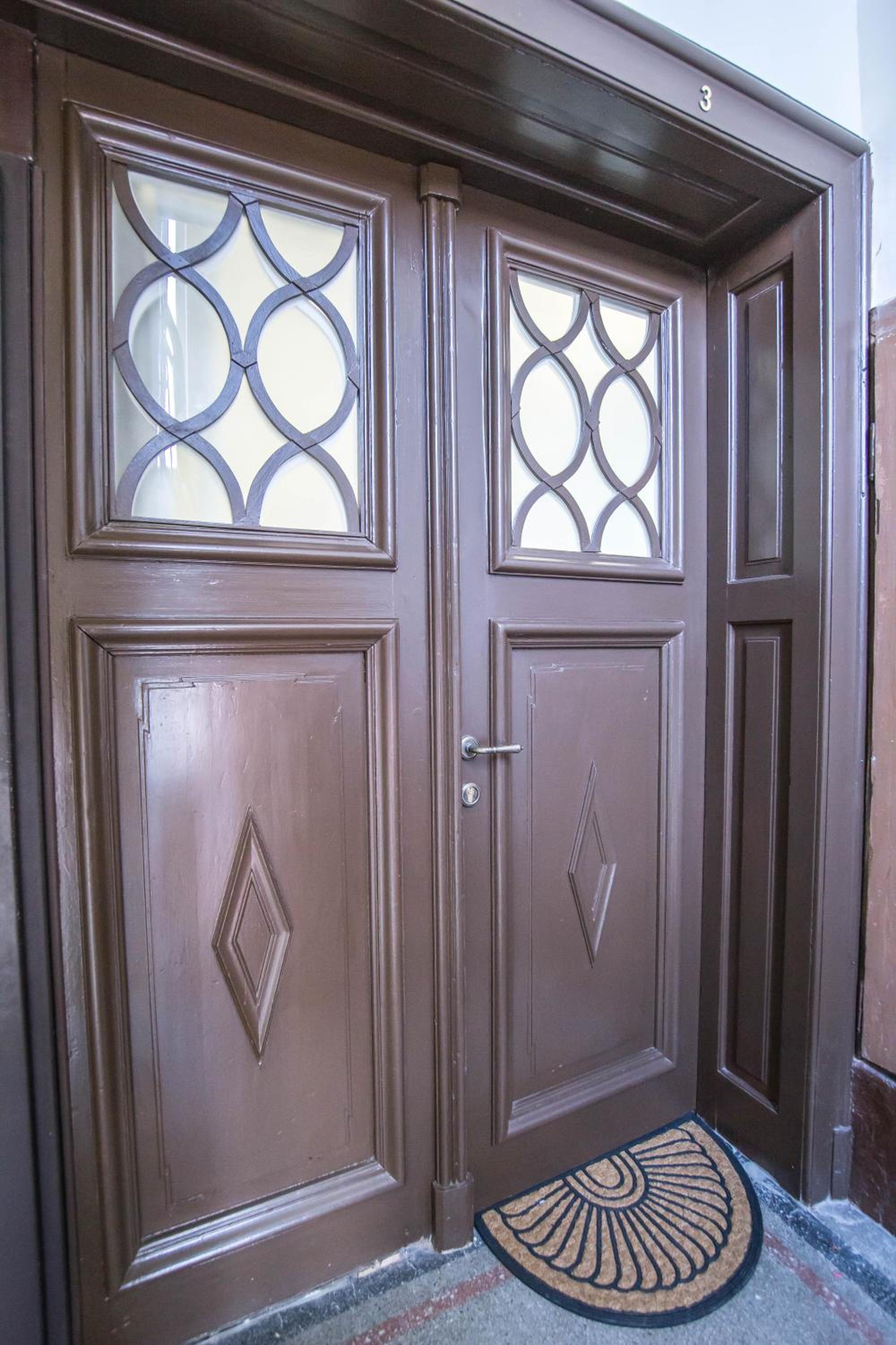 Lion's Bridge boutique 2BDRM apt, top center gem