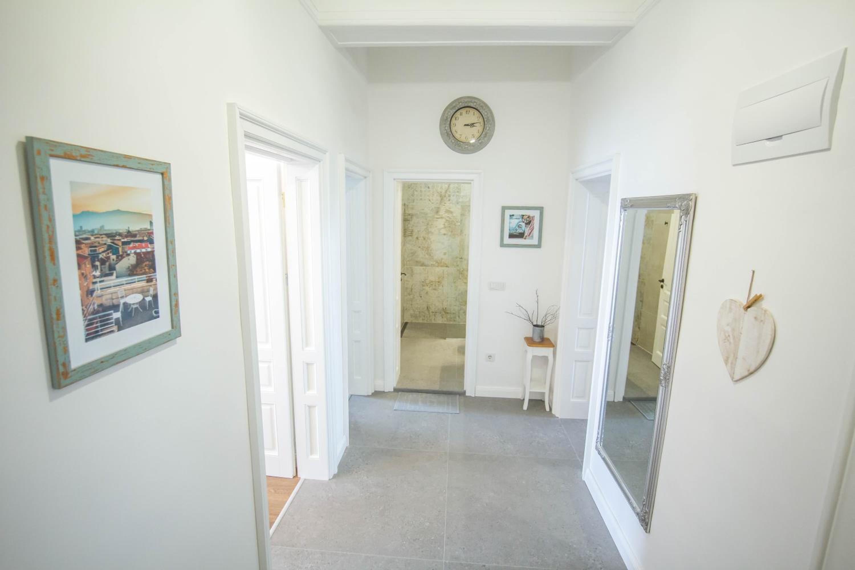 Lion's Bridge boutique 2BDRM apt, top center gem