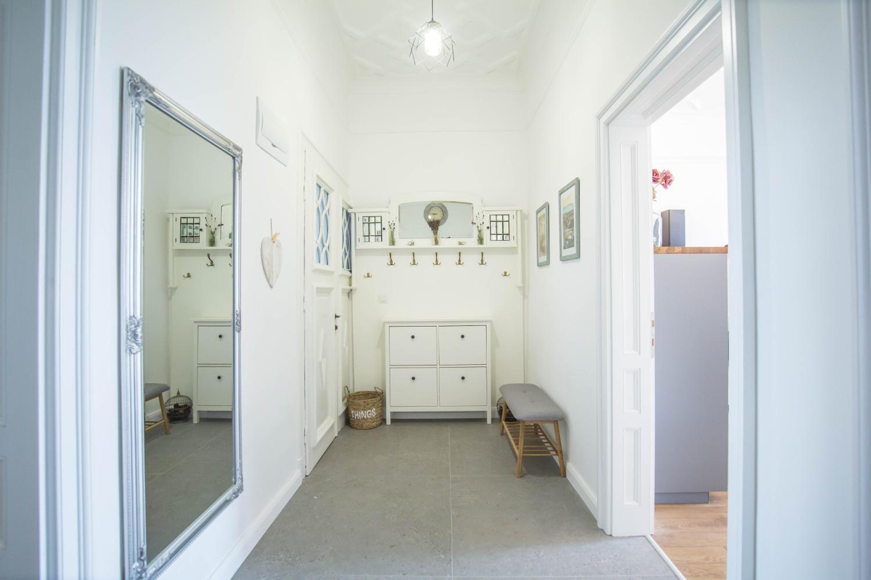 Lion's Bridge boutique 2BDRM apt, top center gem