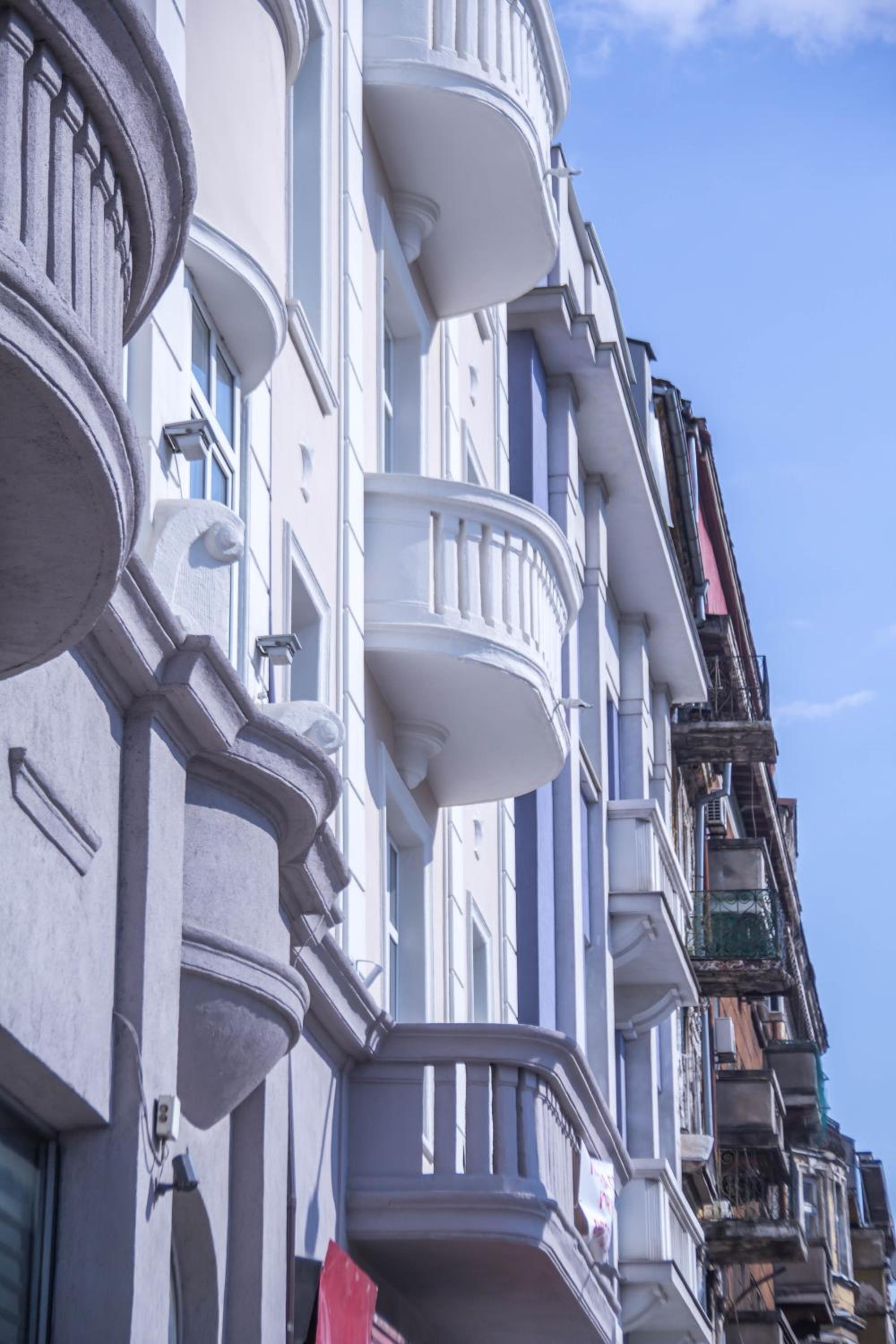 Lion's Bridge boutique 2BDRM apt, top center gem