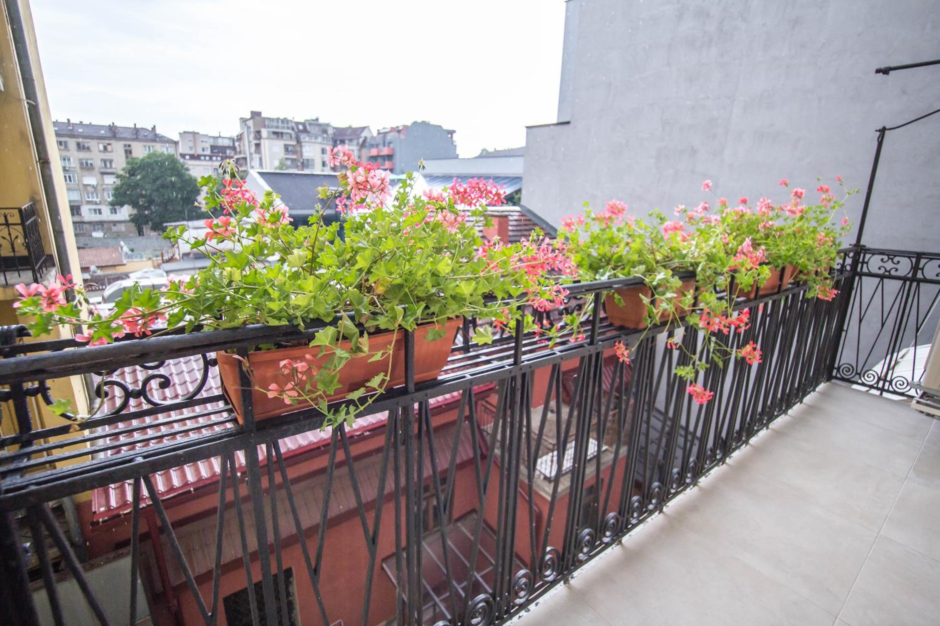 Lion's Bridge boutique 2BDRM apt, top center gem