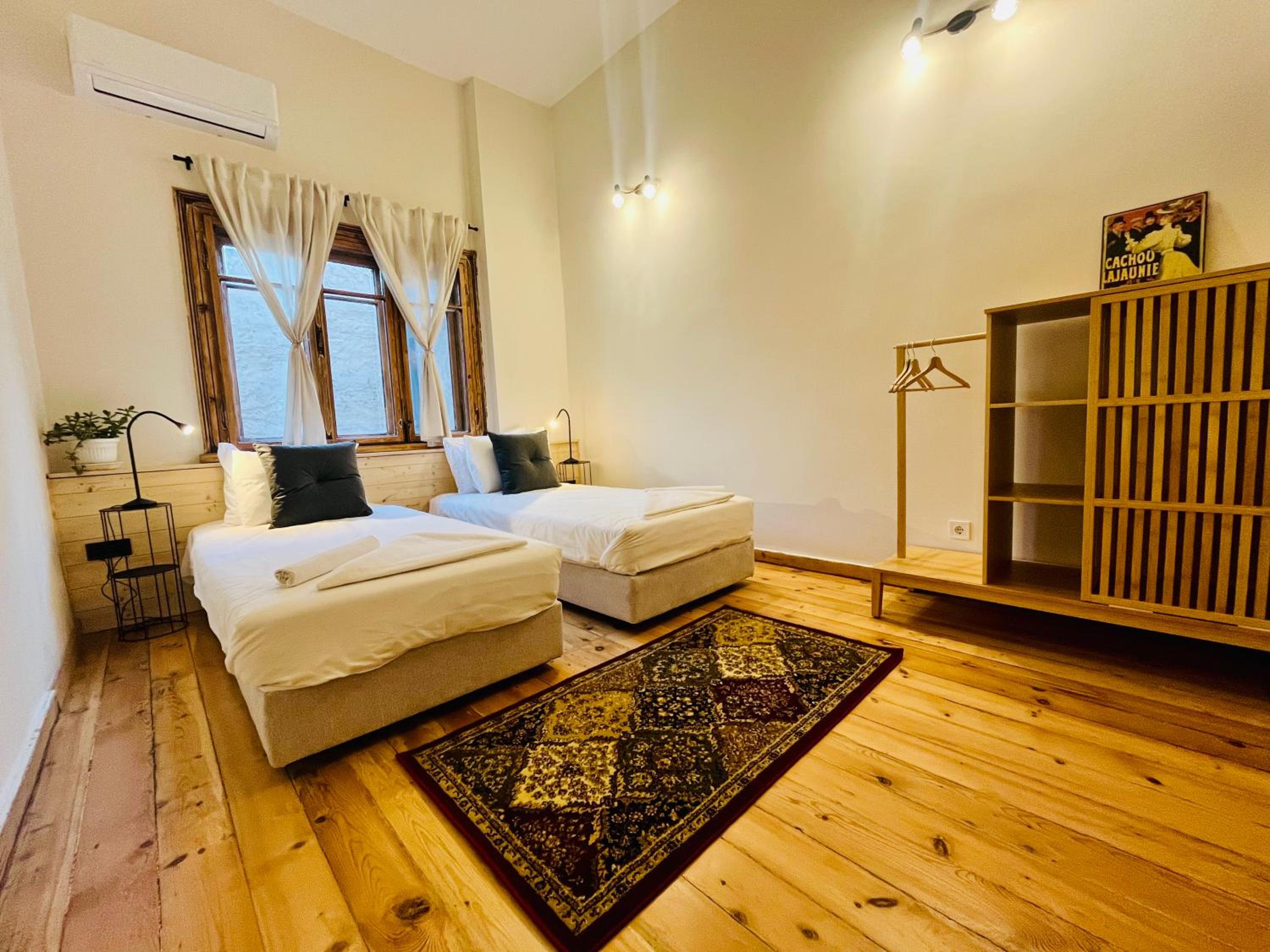 SKYLER VINTAGE APARTMENTS