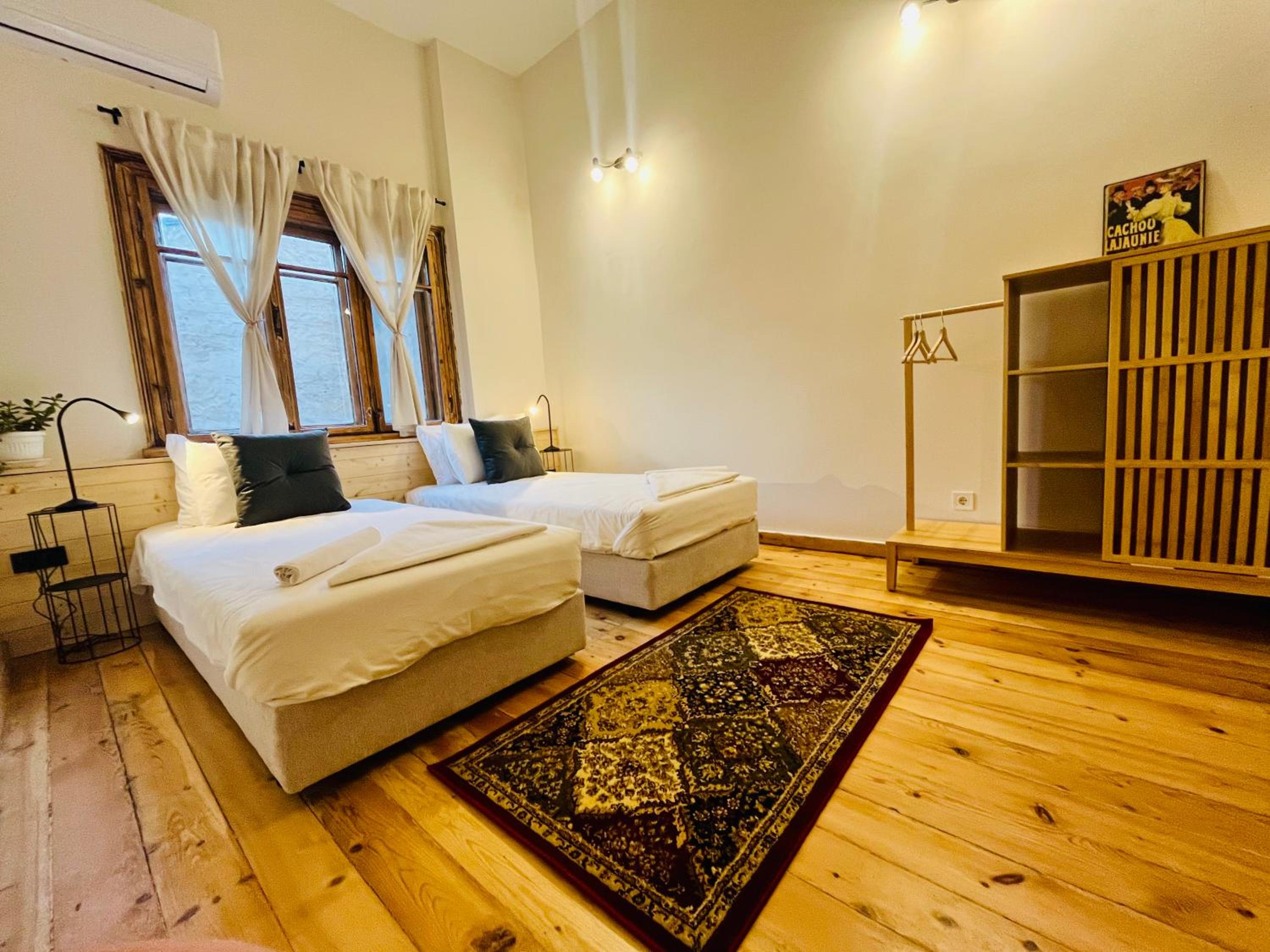 SKYLER VINTAGE APARTMENTS