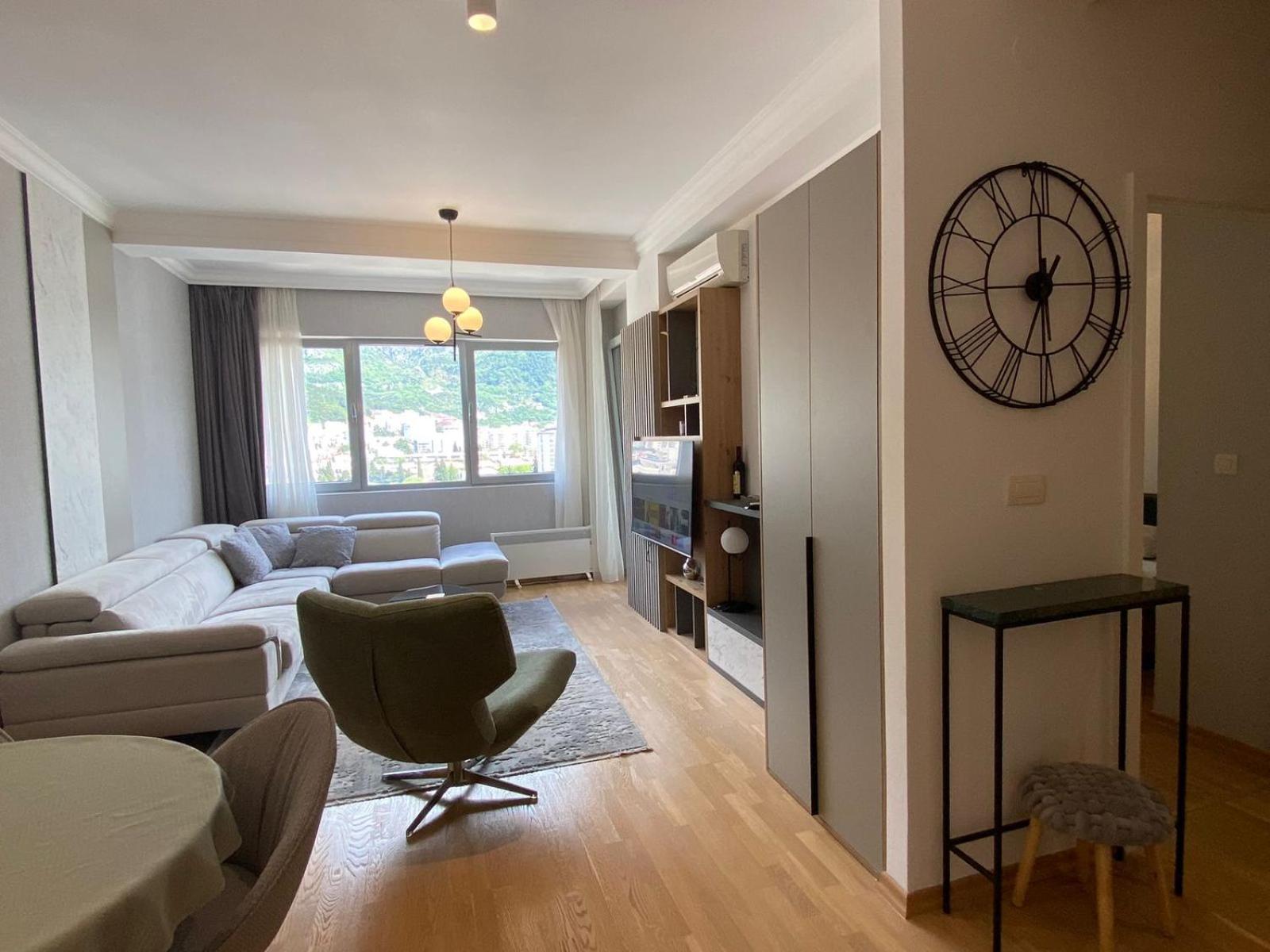 Luxury apartment in the center view 4