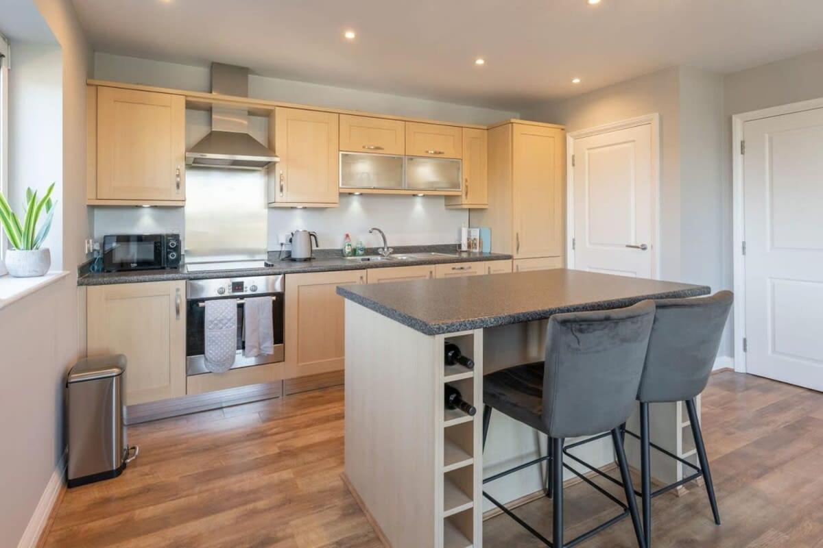 Luxury 2 Bed Apartment Parking by NEC & Solihull view 3