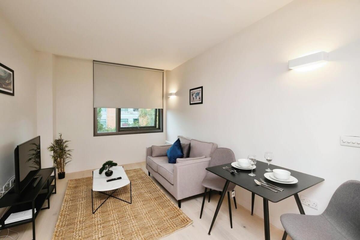 Modern 1 Bed Apt Bracknell- with parking view 4