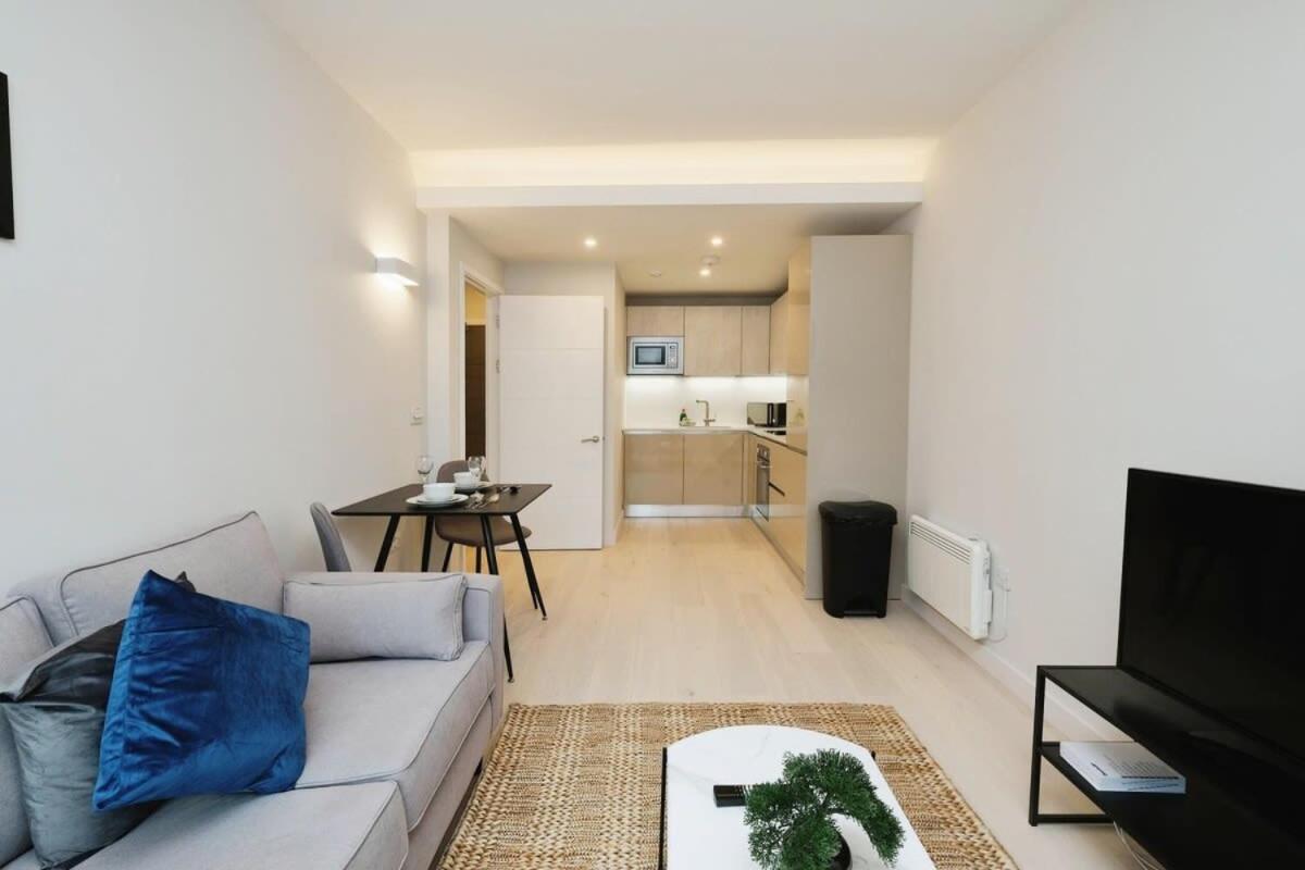 Modern 1 Bed Apt Bracknell- with parking view 3