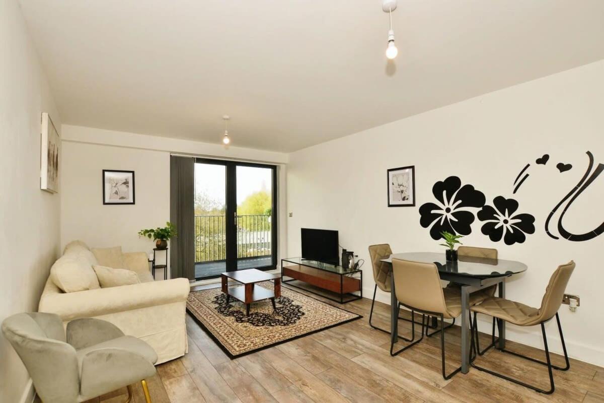 Modern 2 Bedroom Apartment with parking - Ashford view 4