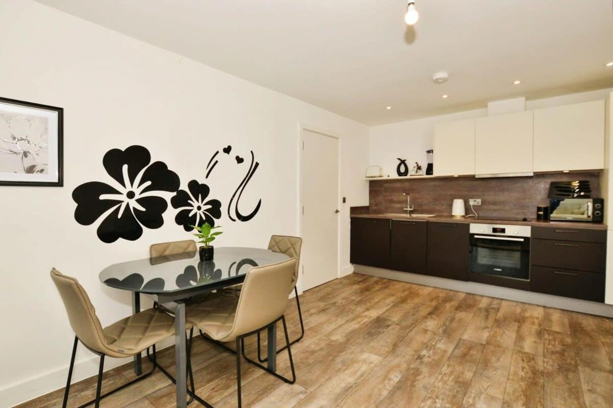 Modern 2 Bedroom Apartment with parking - Ashford view 5