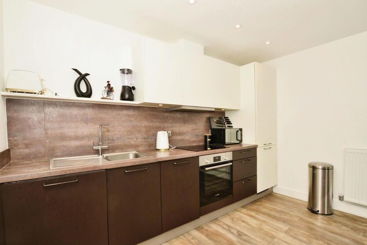 Modern 2 Bedroom Apartment with parking - Ashford view 3