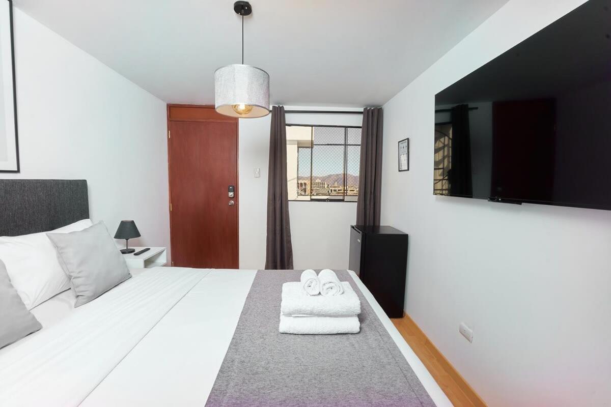 Gorgeous Studio With Queen Bed Shared Bathroom view 5