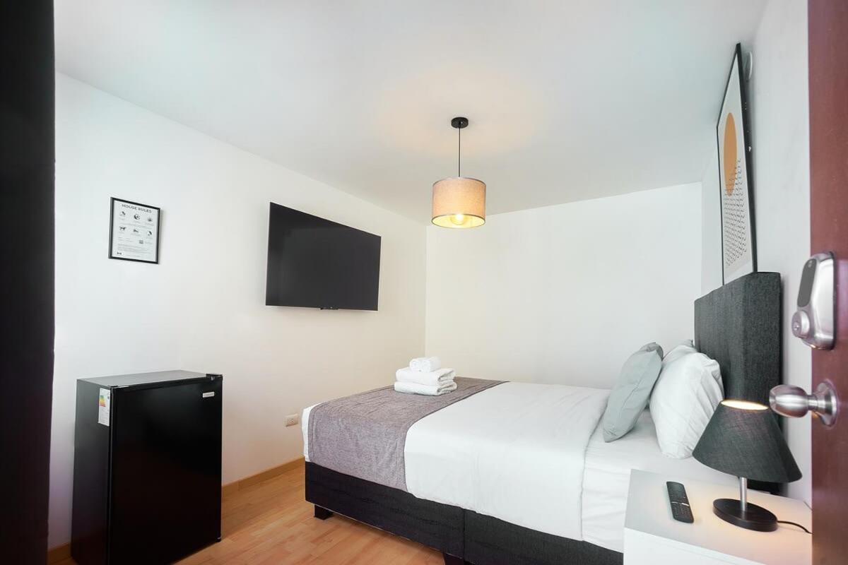 Gorgeous Studio With Queen Bed Shared Bathroom view 2