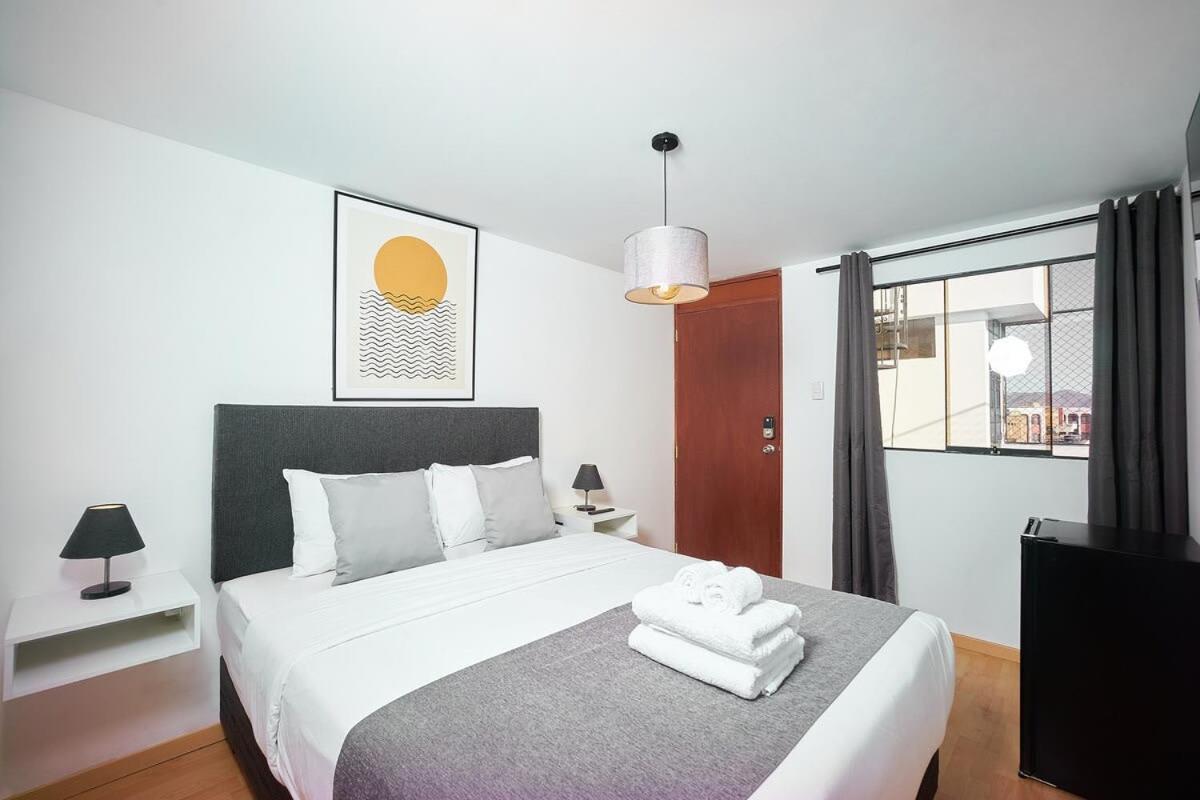 Gorgeous Studio With Queen Bed Shared Bathroom view 3