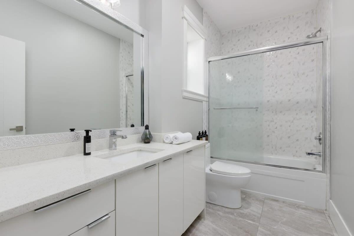 2 BR Basement Suite for 6 ppl in Delta