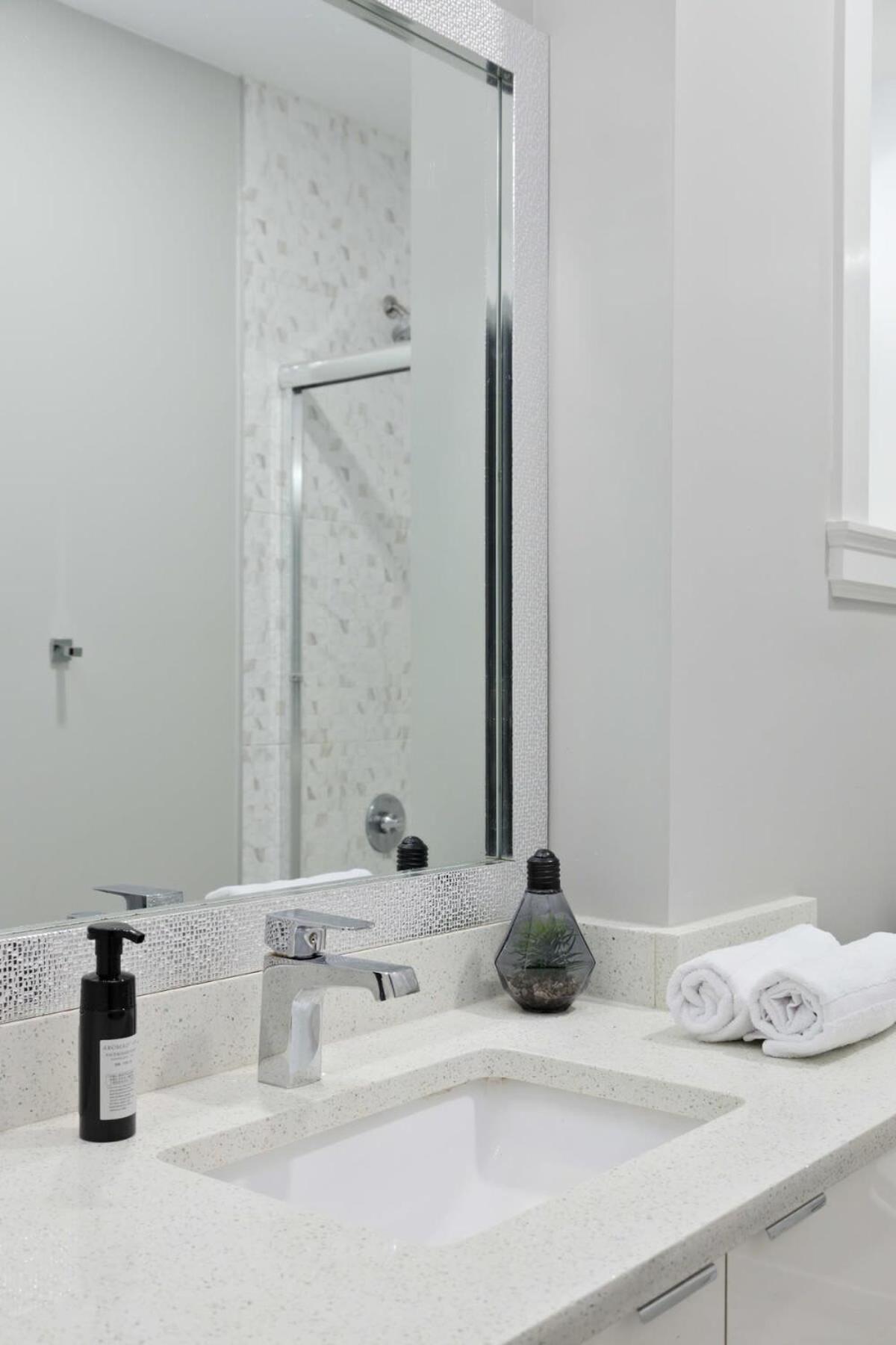 2 BR Basement Suite for 6 ppl in Delta