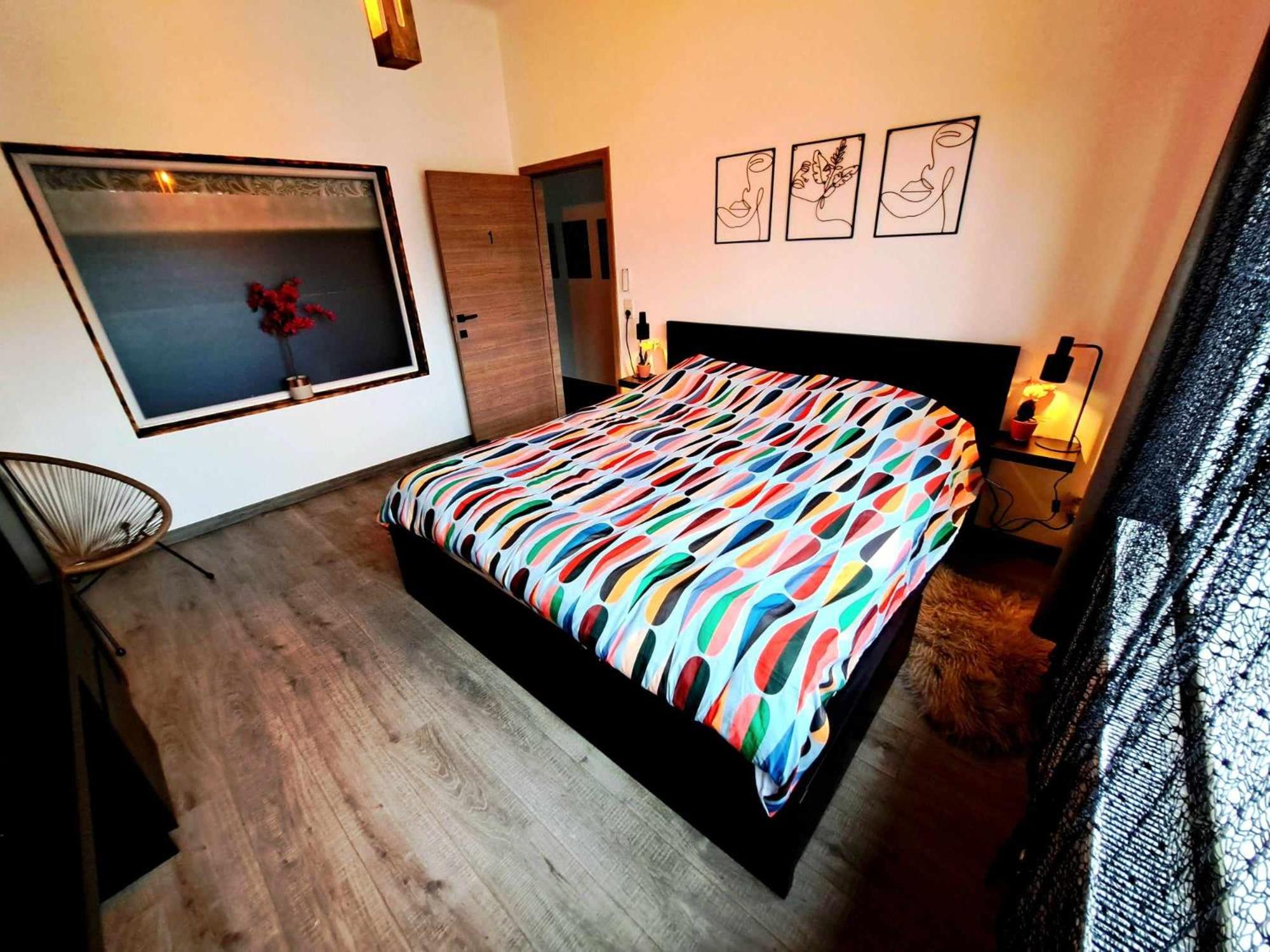 chambre avec 2 lits séparé dans une maison l'hote