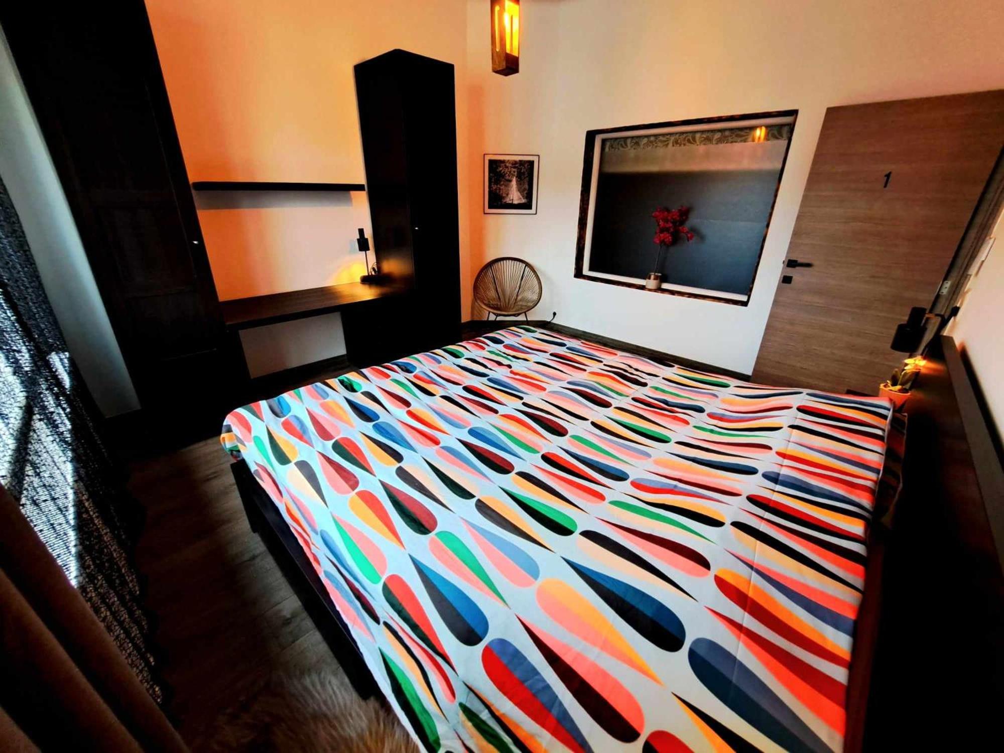 chambre avec 2 lits séparé dans une maison l'hote