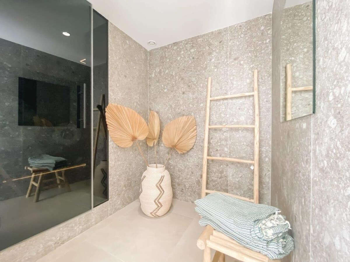 Villa Kumaro 4 bedroom spa outdoor pool parking view 4